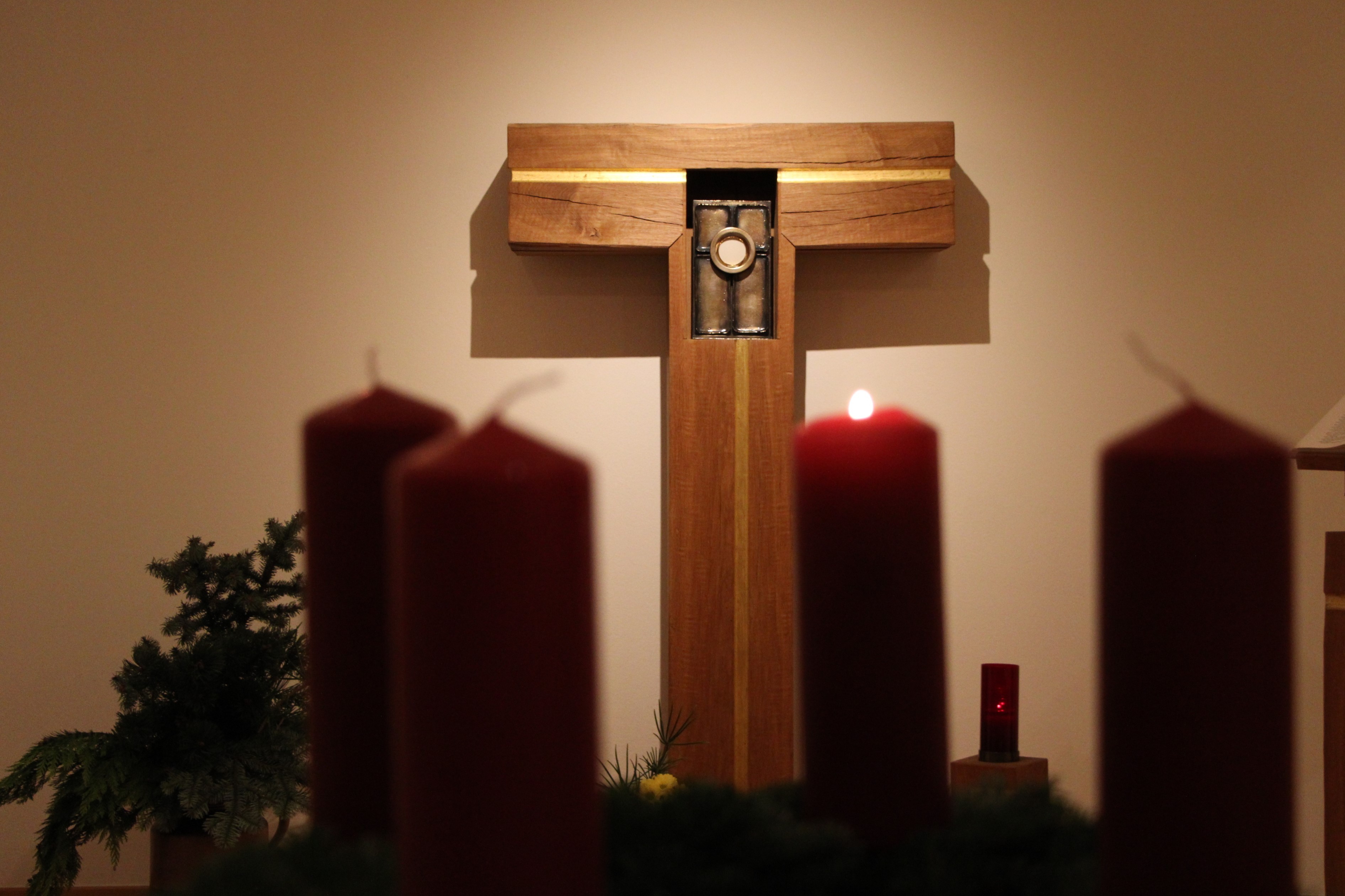 Ein Adventskranz steht in der Kapelle des Konvents. Von festlicher Dekoration ist hier im Advent noch nichts zu sehen. von Lorena Klein