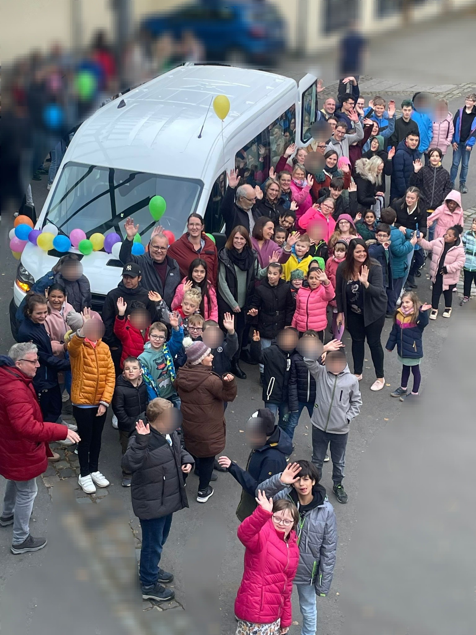 Die St.-Laurentius-Schule Attendorn freut sich über ihren neuen Bus. Ermöglicht wurde die Anschaffung durch den Förderverein und die „Aktion Zahngold“. von privat