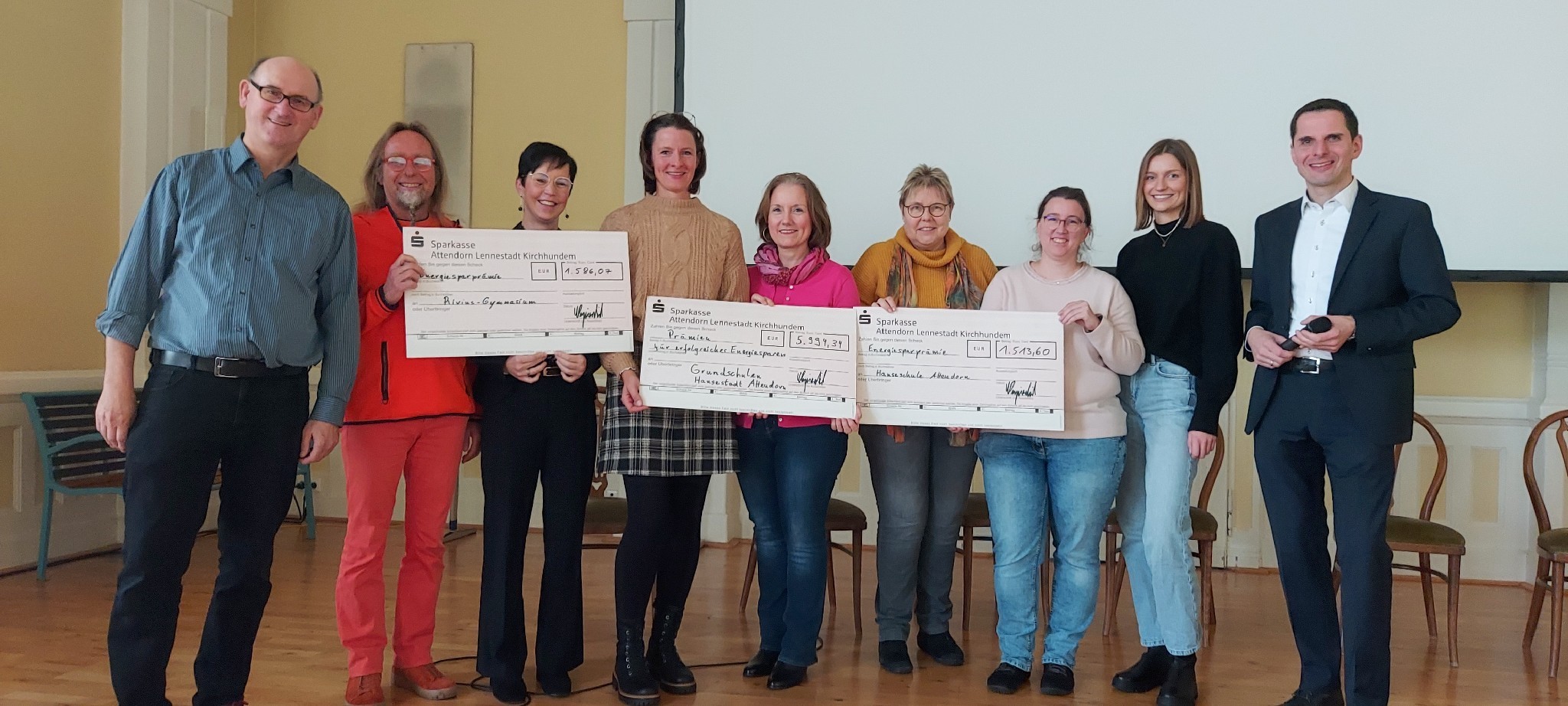 Die Hansestadt Attendorn hat ihre Schulen für die erfolgreiche Teilnahme am laufenden Energiespar-Projekt ausgezeichnet. von Hansestadt Attendorn