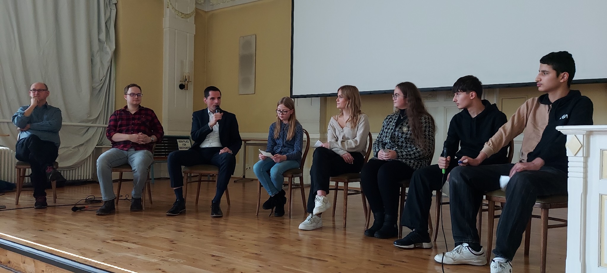 Den bestehenden Dialog mit Schülern der Hanseschule und des Rivius Gymnasiums setzten Bürgermeister Pospischil (Dritter von links) und Patrick Dippler (Zweiter von links) mit einer Podiumsdiskussion und offenen Fragerunde fort. von Hansestadt Attendorn