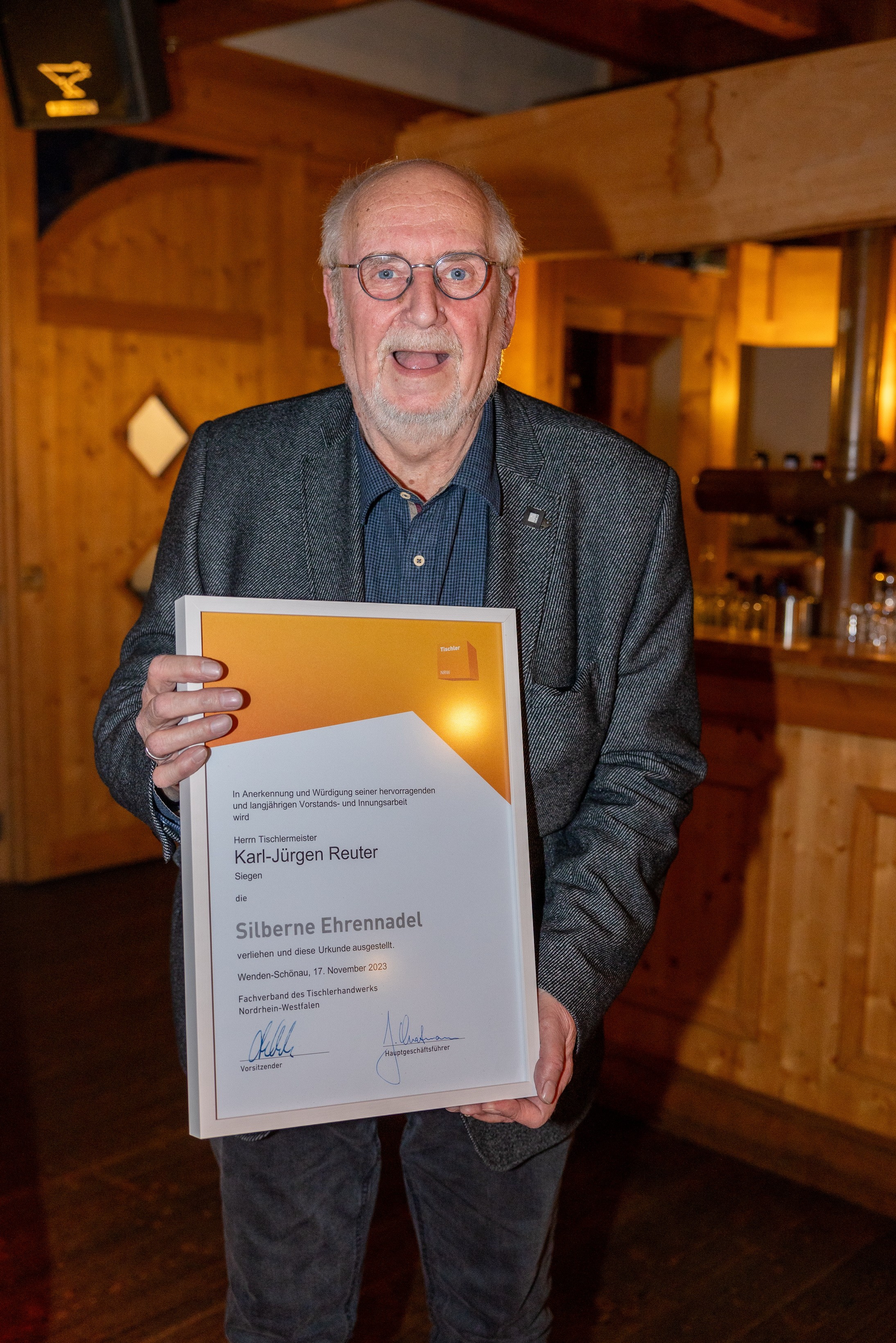 Karl-Jürgen Reuter erhielt die Silberne Ehrennadel. von Kai Osthoff