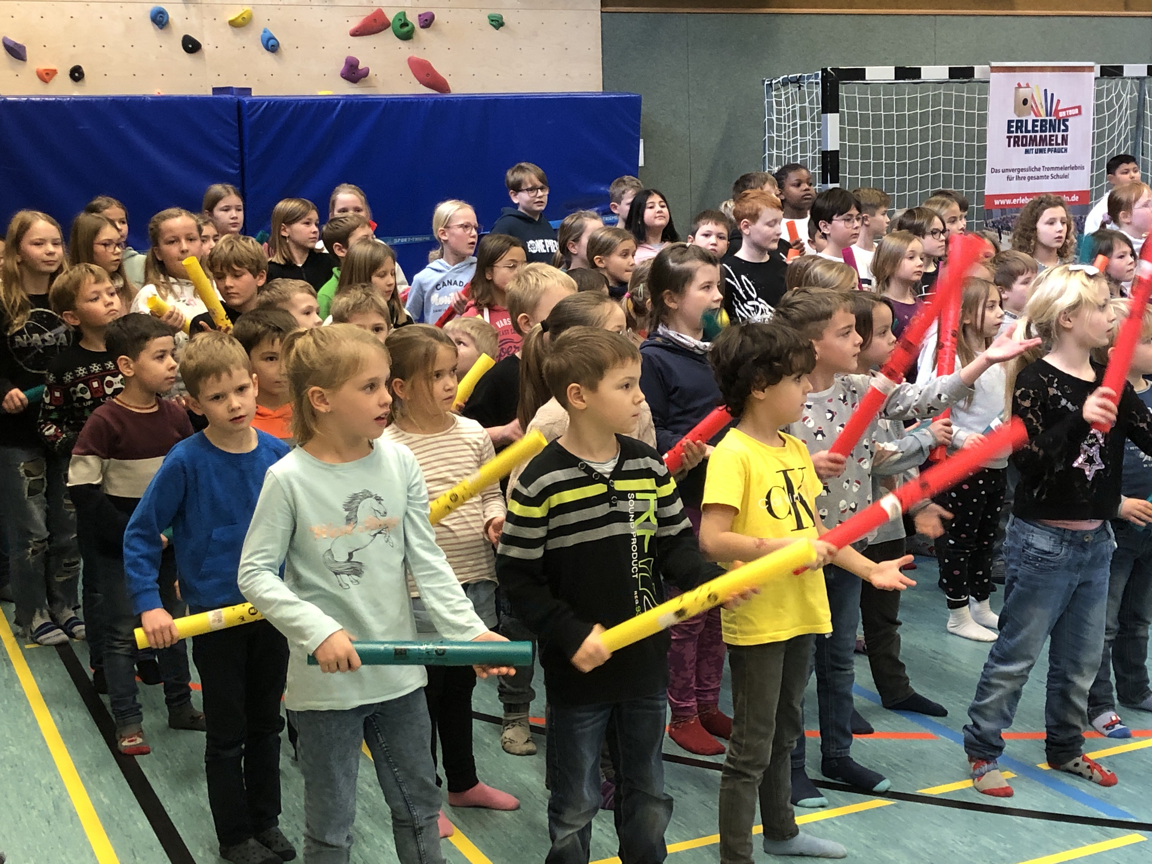 Erlebnistrommeln an der Kirchhundemer Grundschule: Beim Abschlusskonzert zeigten die Schüler, was sie in der Woche gelernt hatten. von privat