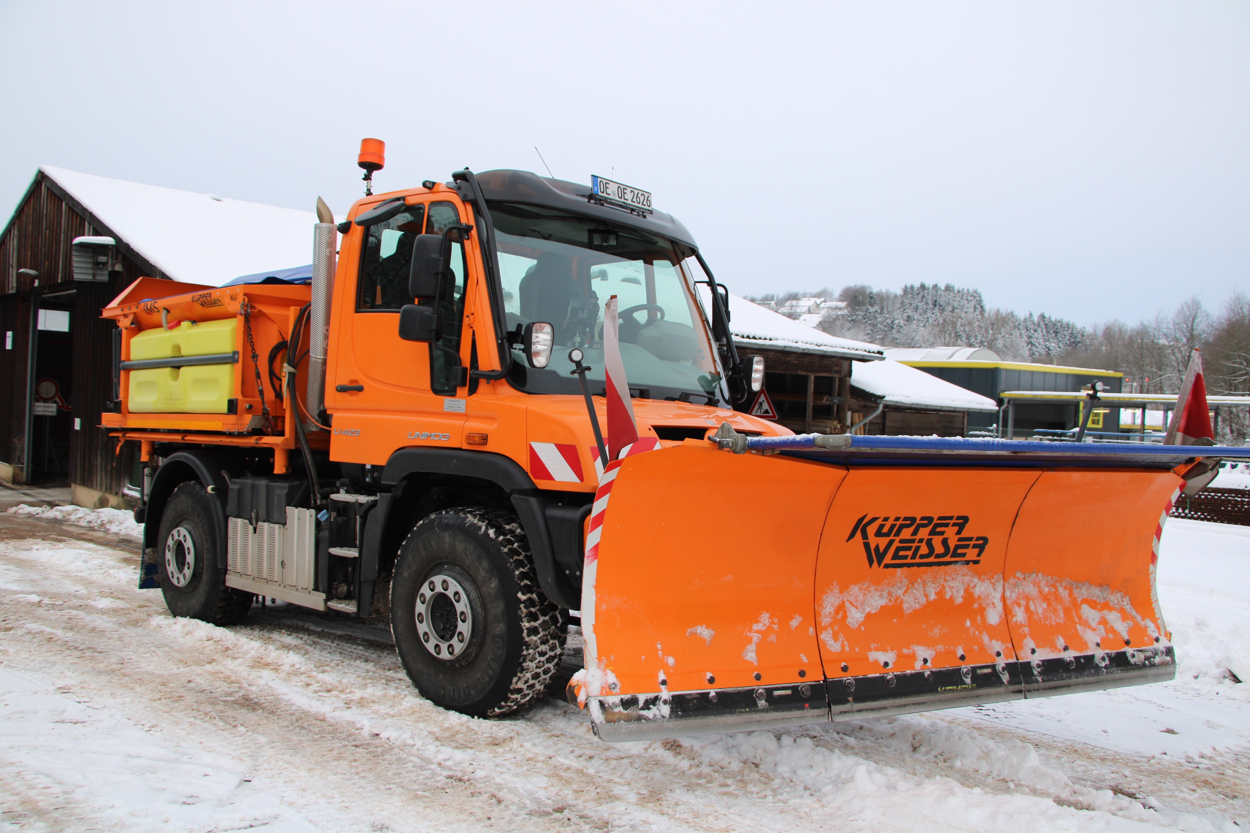 Unterwegs mit dem Winterdienst: LokalPlus ist eine Tour im orangenen Streu- und Räumfahrzeug mitgefahren. von Lorena Klein