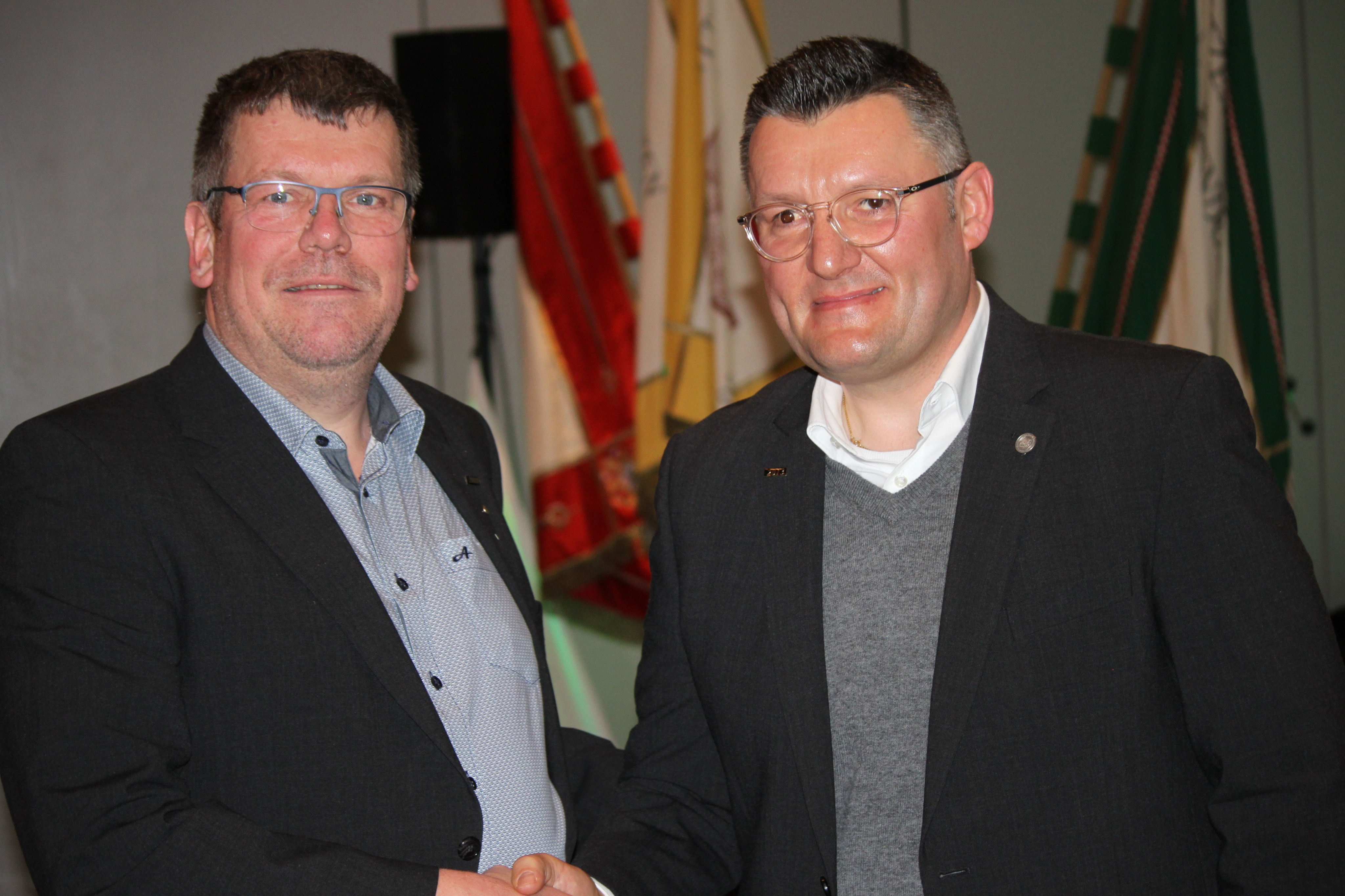 Hauptmann Sacha Koch bedankt sich bei Guido Höffer (l.). von privat