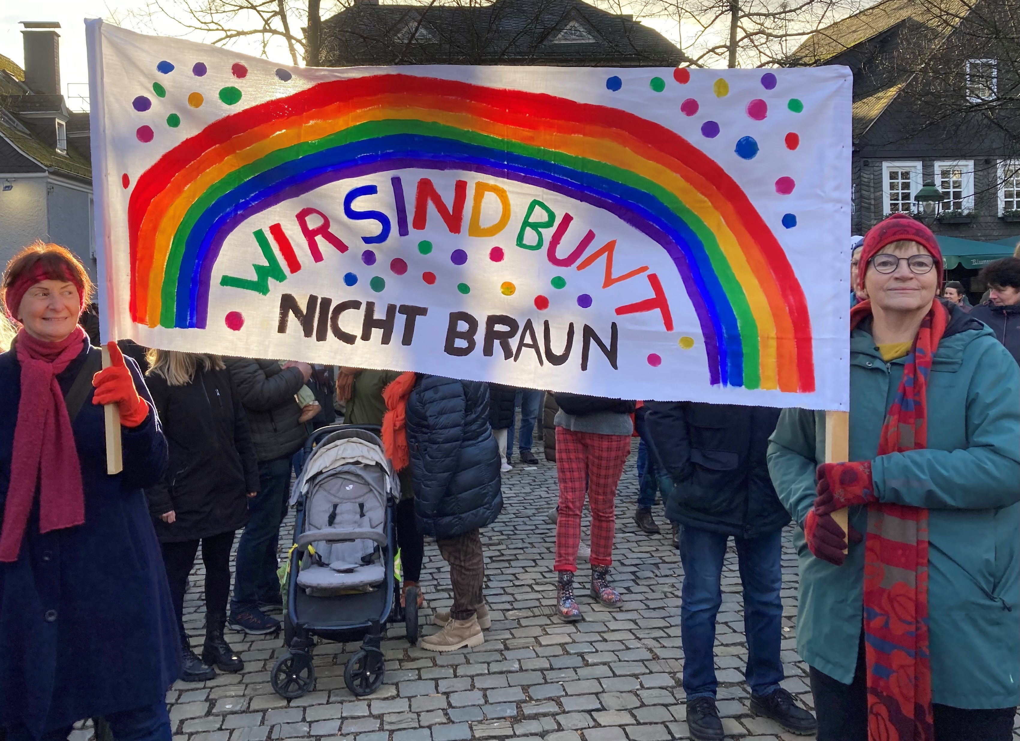 Etwa 1.000 Menschen demonstrieren am Freitagnachmittag, 26. Januar, auf dem Olper Marktplatz für Vielfalt und Demokratie. von Lorena Klein