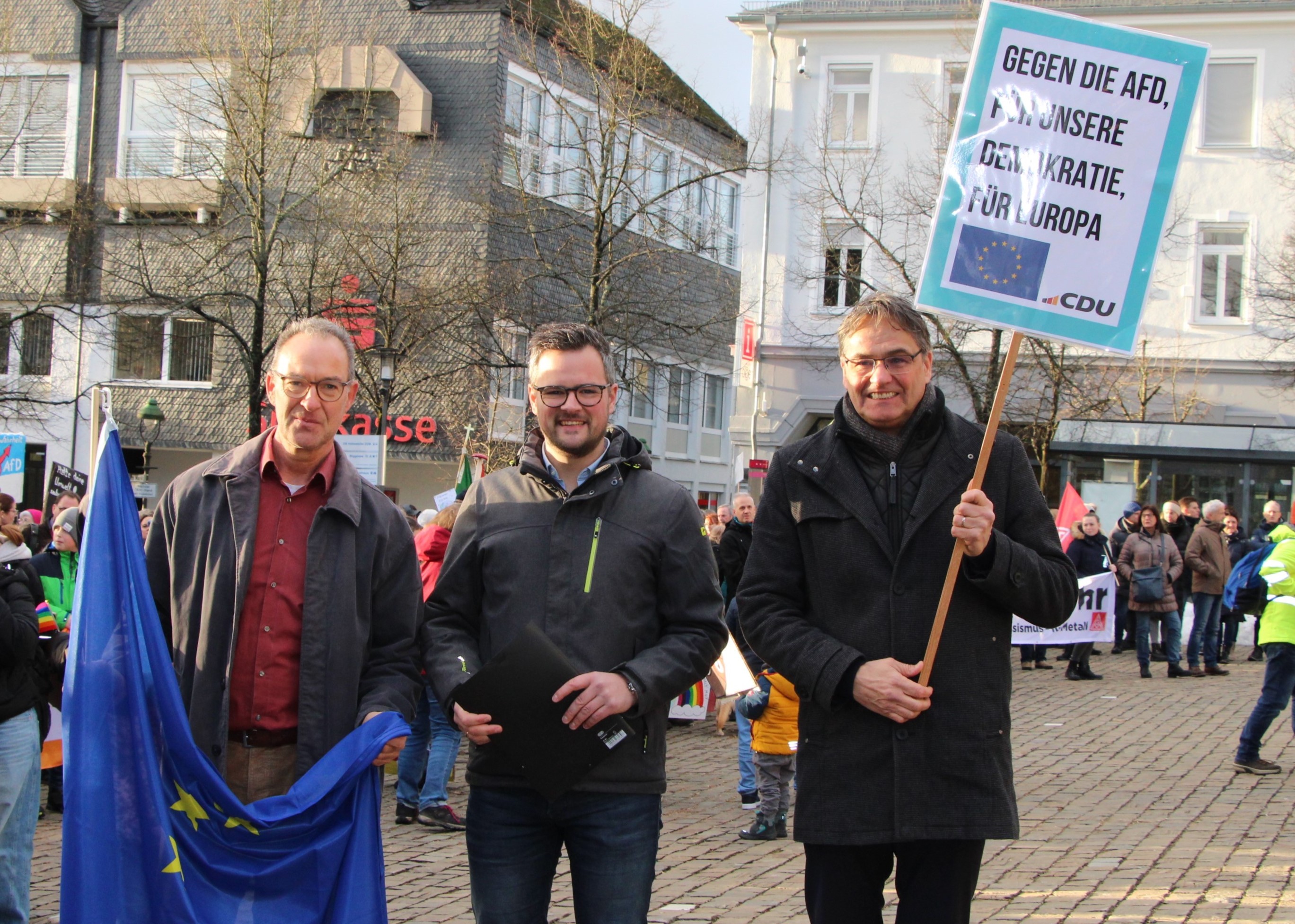 Etwa 1.000 Menschen demonstrieren am Freitagnachmittag, 26. Januar, auf dem Olper Marktplatz für Vielfalt und Demokratie: MdL Jochen Ritter, Alexander Sieler und MdEP Peter Liese MdEP (von links). von Lorena Klein
