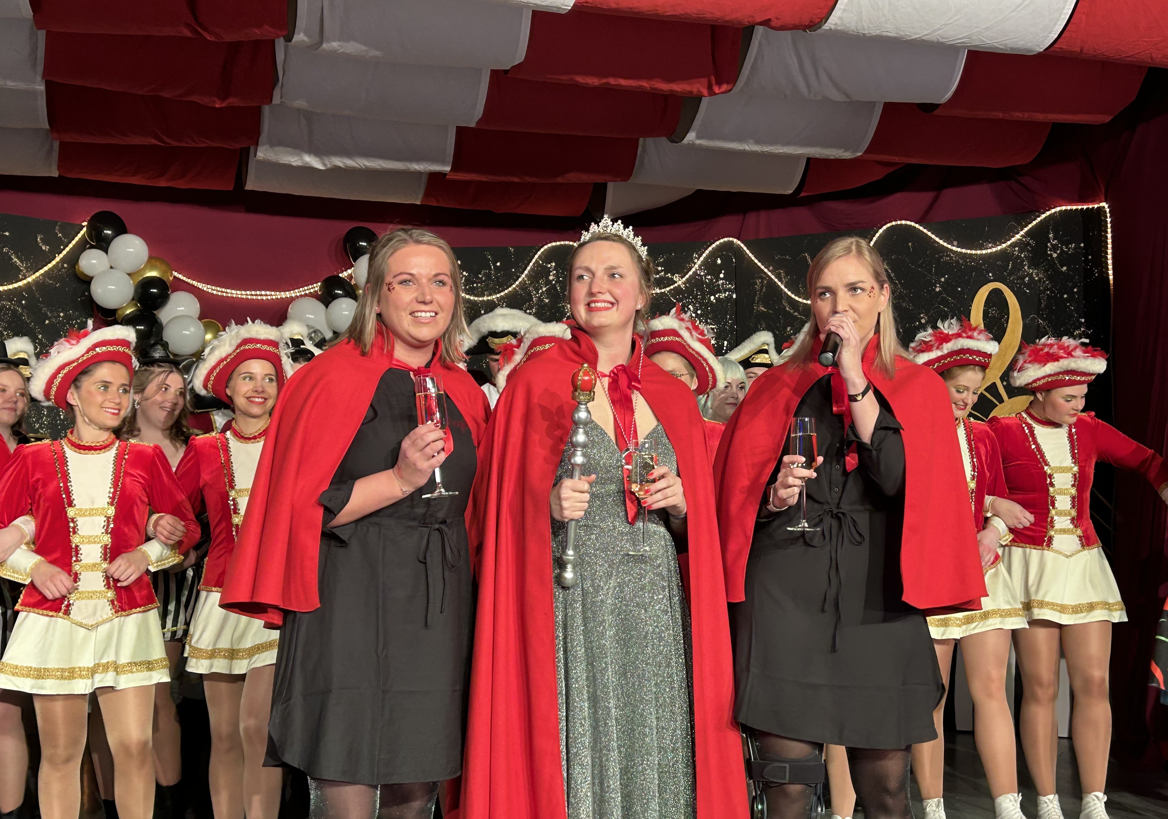 Impressionen von der Saalhauser Weibersitzung: Proklamation der neuen Prinzessin Sandra I. von Marius Hüttmann