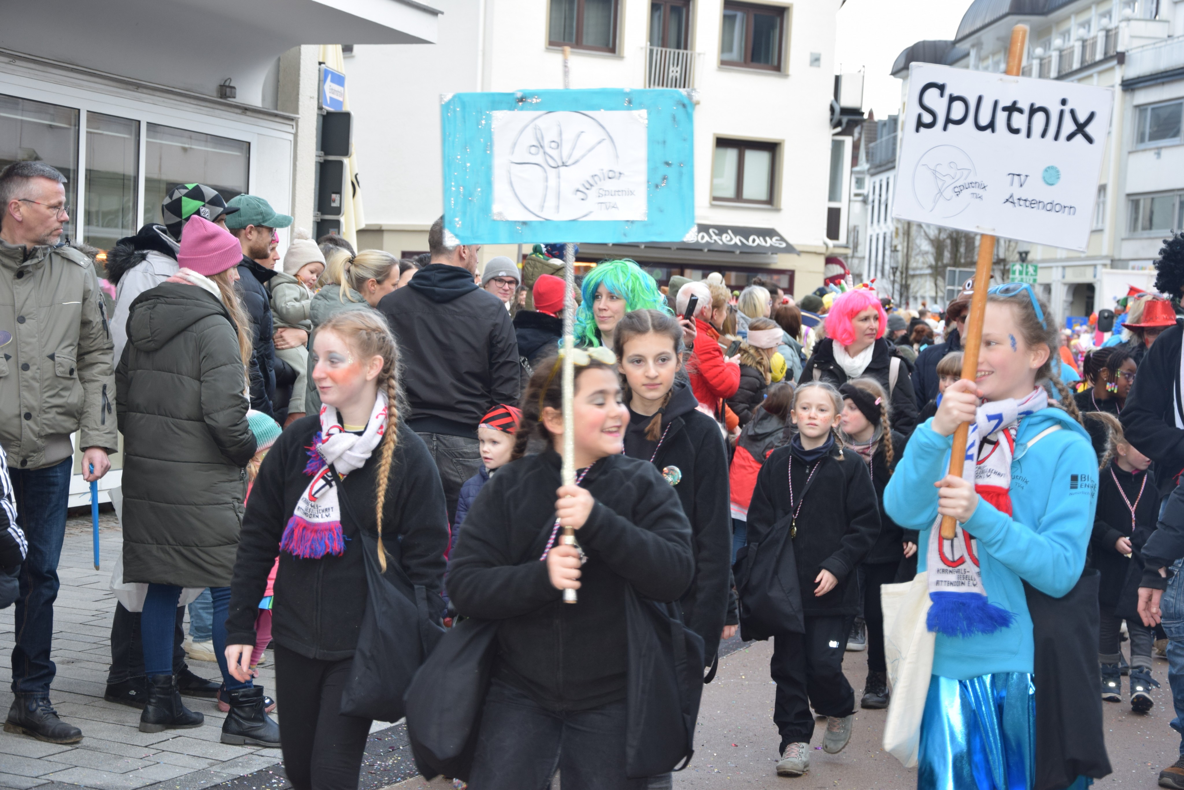 Auch beim Kinderumzug kommt es manchen Stellen zu Beeinträchtigungen. von Archivfoto: Leoni Hermes