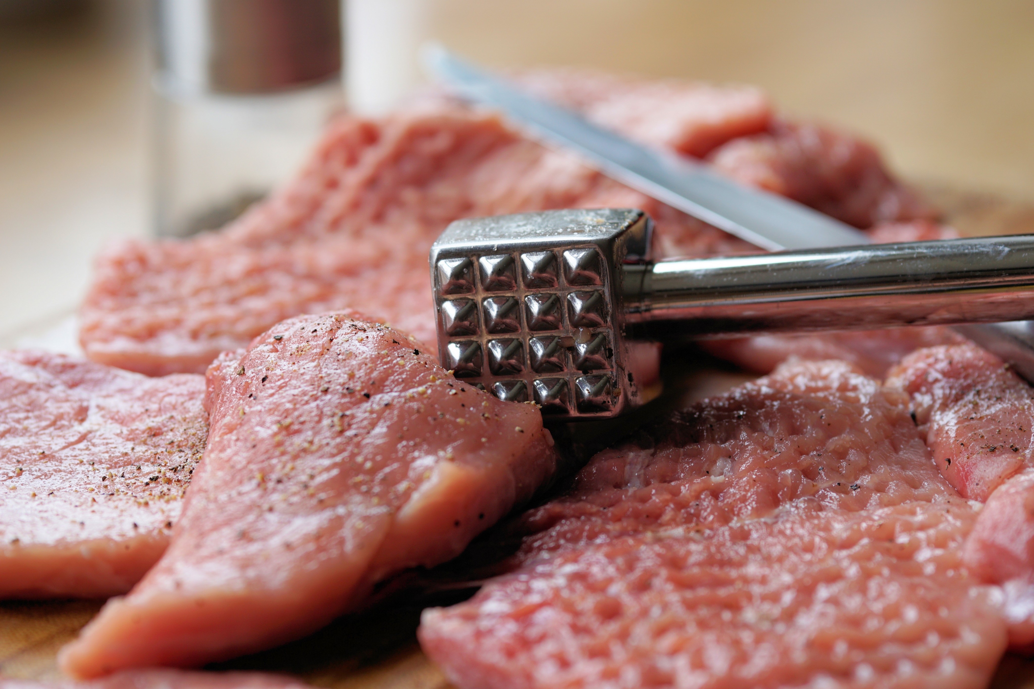 Zuerst wird das Fleisch platt geklopft, bevor es gewürzt wird. von pixabay