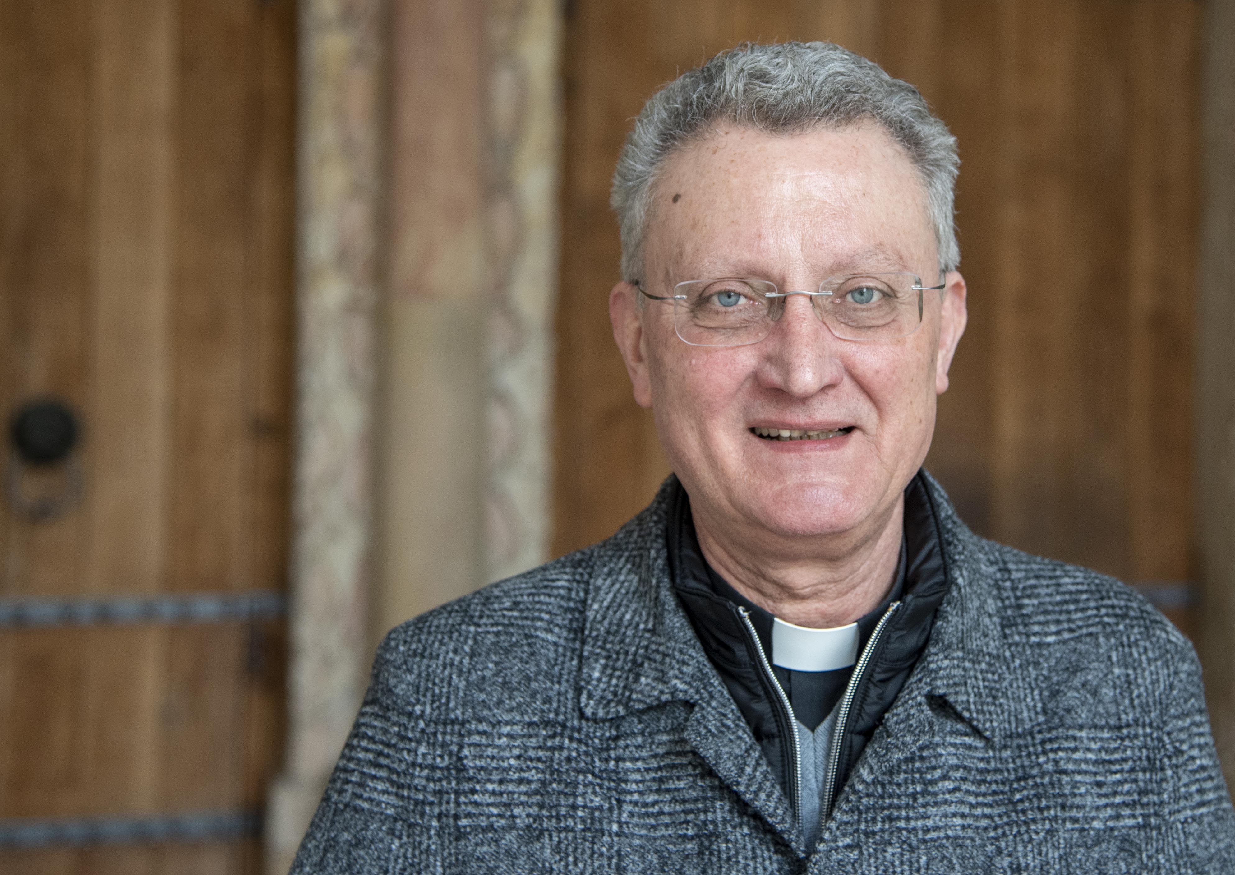 Dompropst Monsignore Joachim Göbel freut sich, dass der Schulstandort Attendorn durch das Erzbistum Paderborn durch BauInvestitionen gestärkt wird. von Thomas Throenle / Erzbistum Paderborn