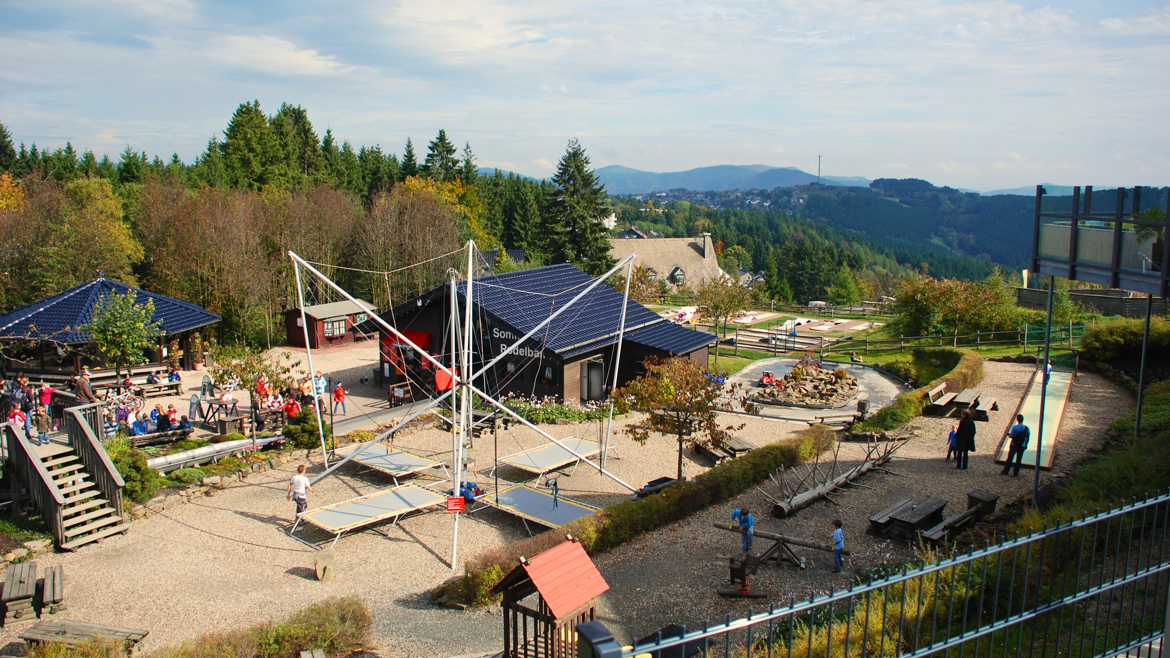 Die Freizeitlandschaft entwickelt sich hin zu einzigartigen Angeboten. Die Sommerrodelbahn in Winterberg ist nur eine von vielen Attraktionen des Erlebnisbergs Kappe. von FreizeitMonster