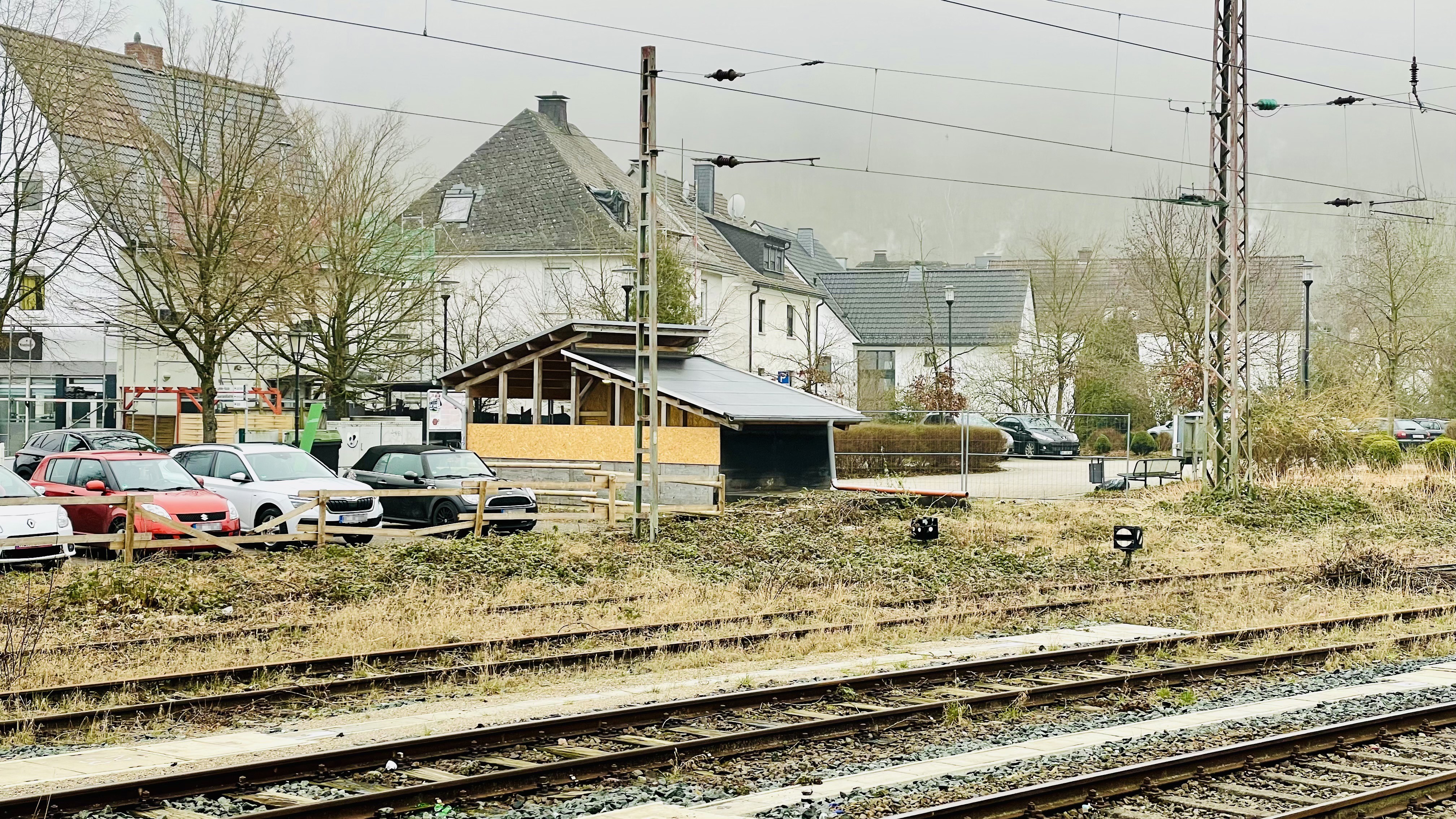 Die still gelegten Bahngleise in Meggen mit Blick auf die Unterführung. von Claudia Wichtmann