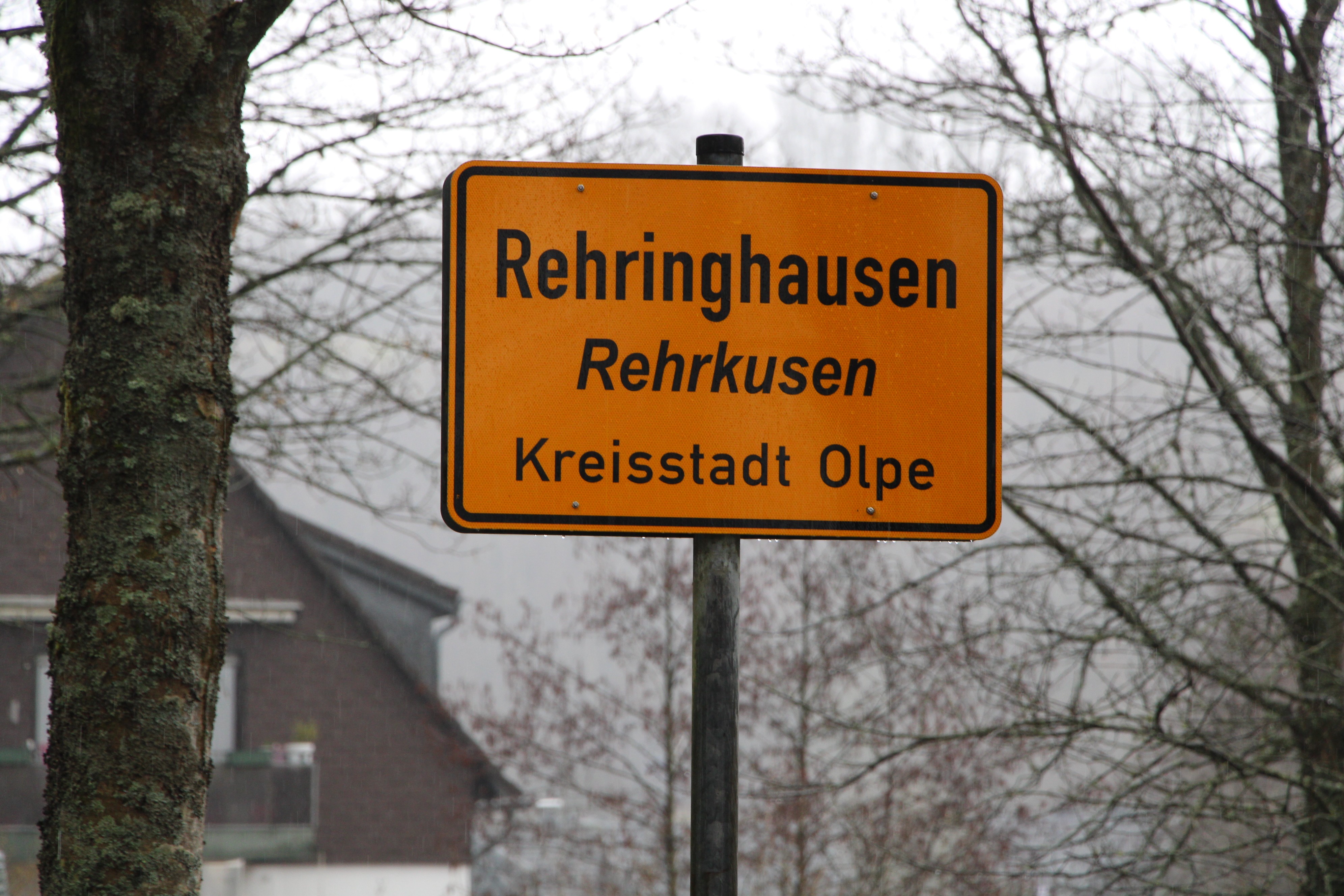 In Rehringhausen steht schon seit längerer Zeit ein Schild mit plattdeutschem Ortsnamen. von Lorena Klein