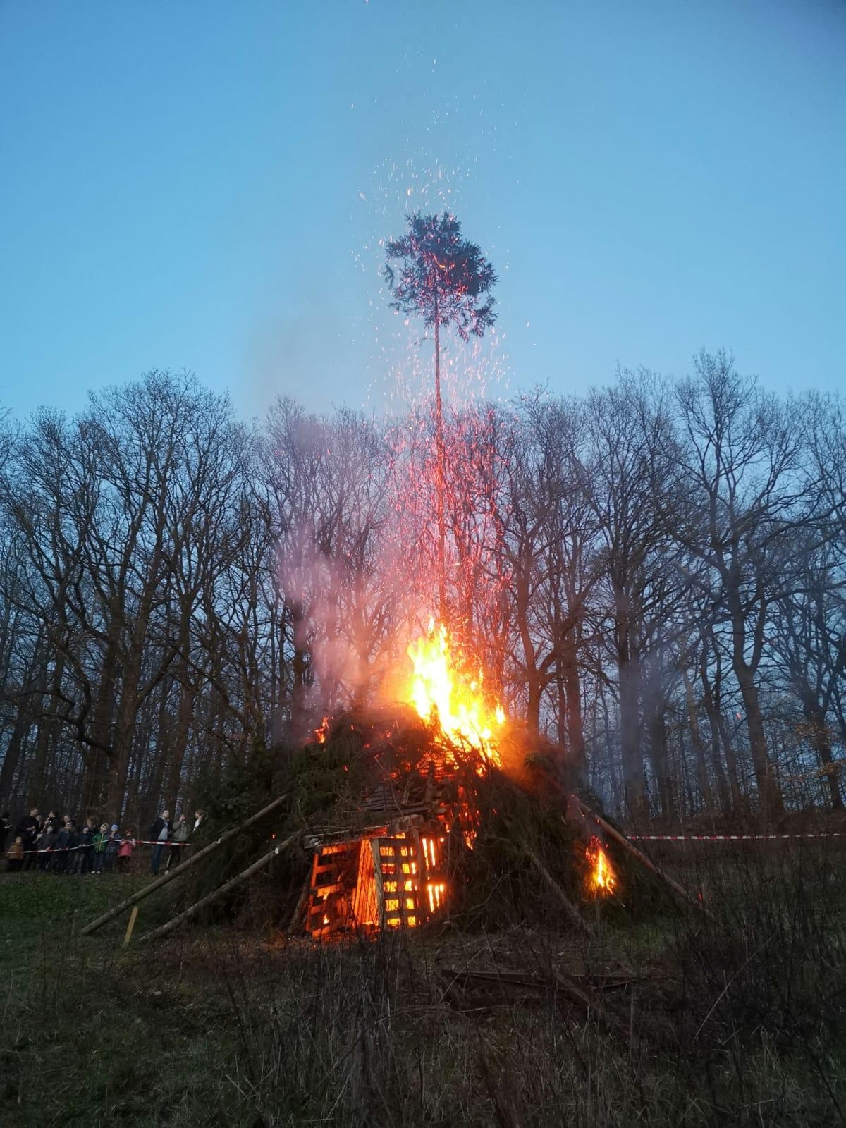 Das Osterfeuer in Finnentrop geht wieder oberhalb der Vogelstange in Flammen auf. von privat