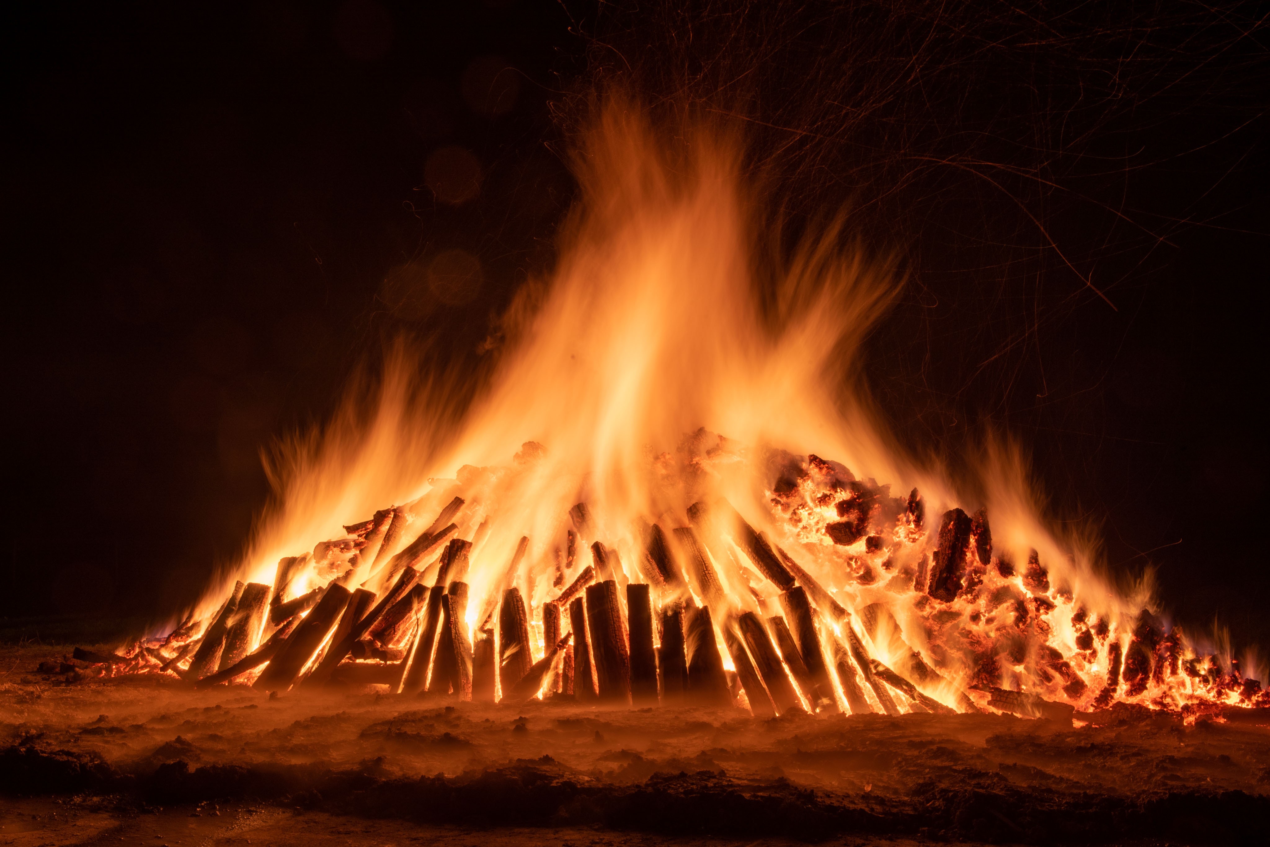 Beim Osterfeuer in Langenei wird ein Schichtfeuer abgebrannt. von Nils Dinkel