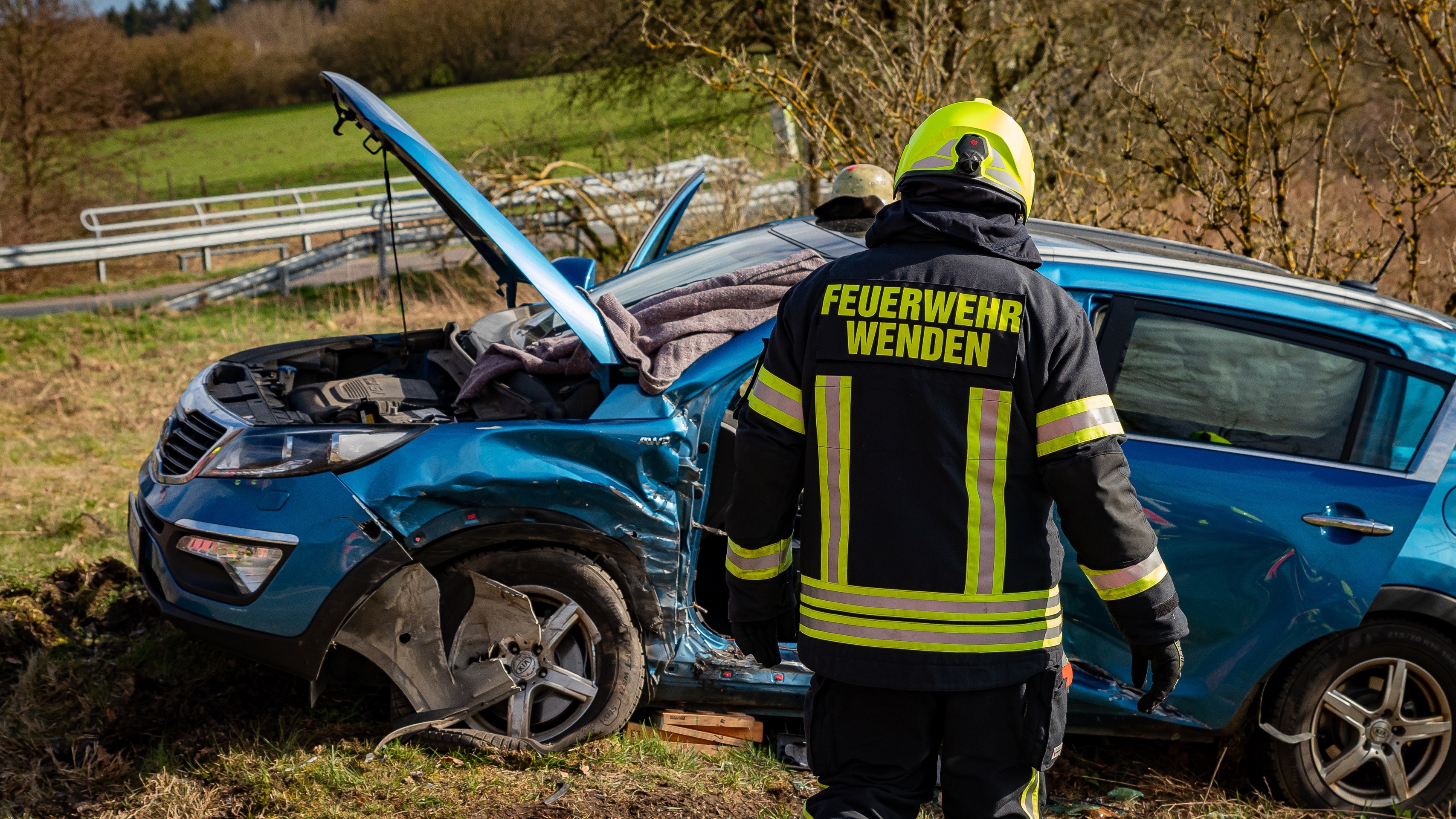 Foto vom Verkehrsunfall in Wilhelmsthal, wo die Feuerwehr mit zahlreichen Kräften im Einsatz war. von Feuerwehr Wenden