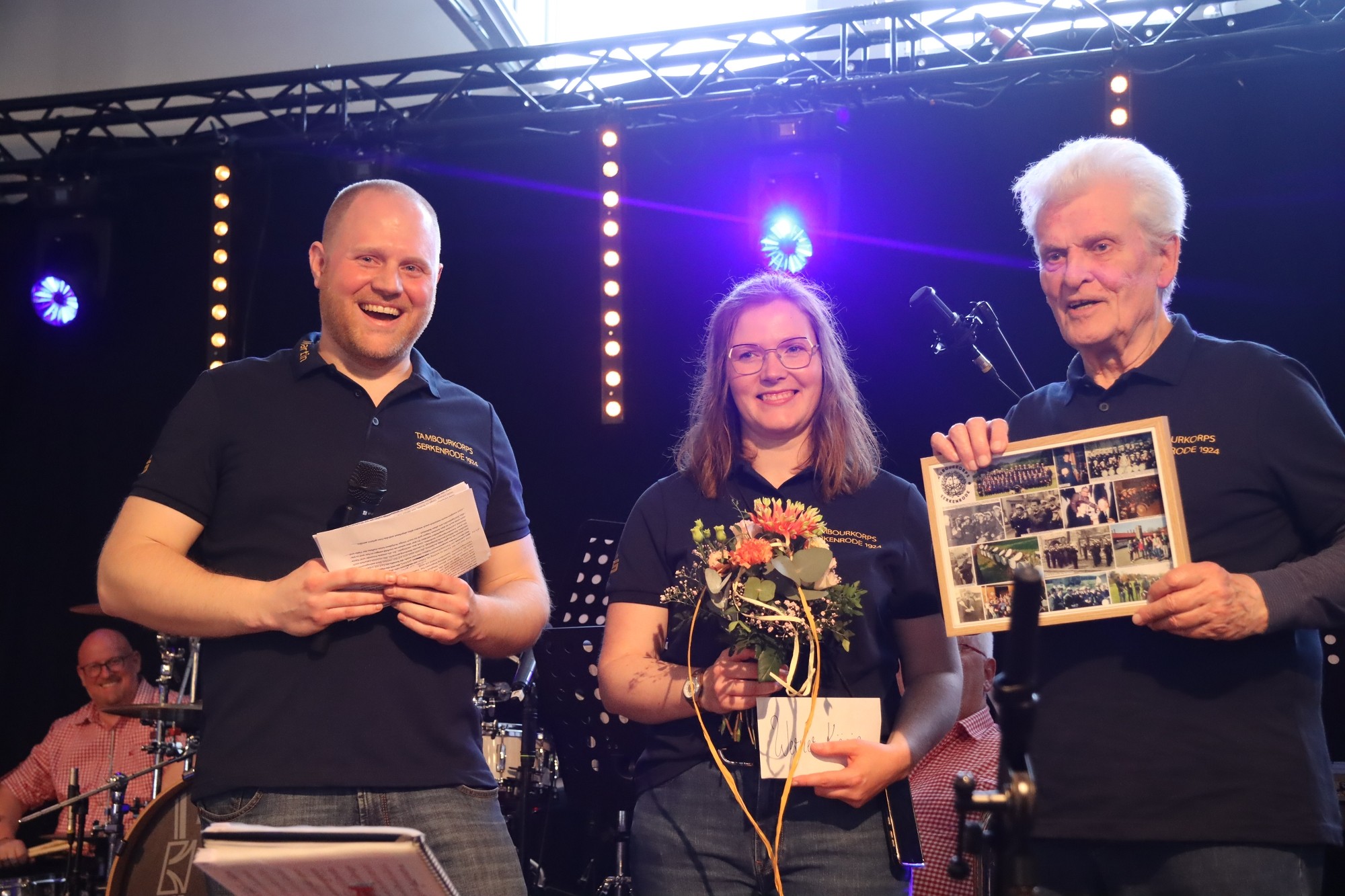 Die Vorsitzenden Martin Schneider und Stephanie Alexander überreichten dem 84-jährigen Werner König, der seit 71 Jahren aktiv im Tambourkorps mitspielt, ein Geschenk. von Marita Sapp