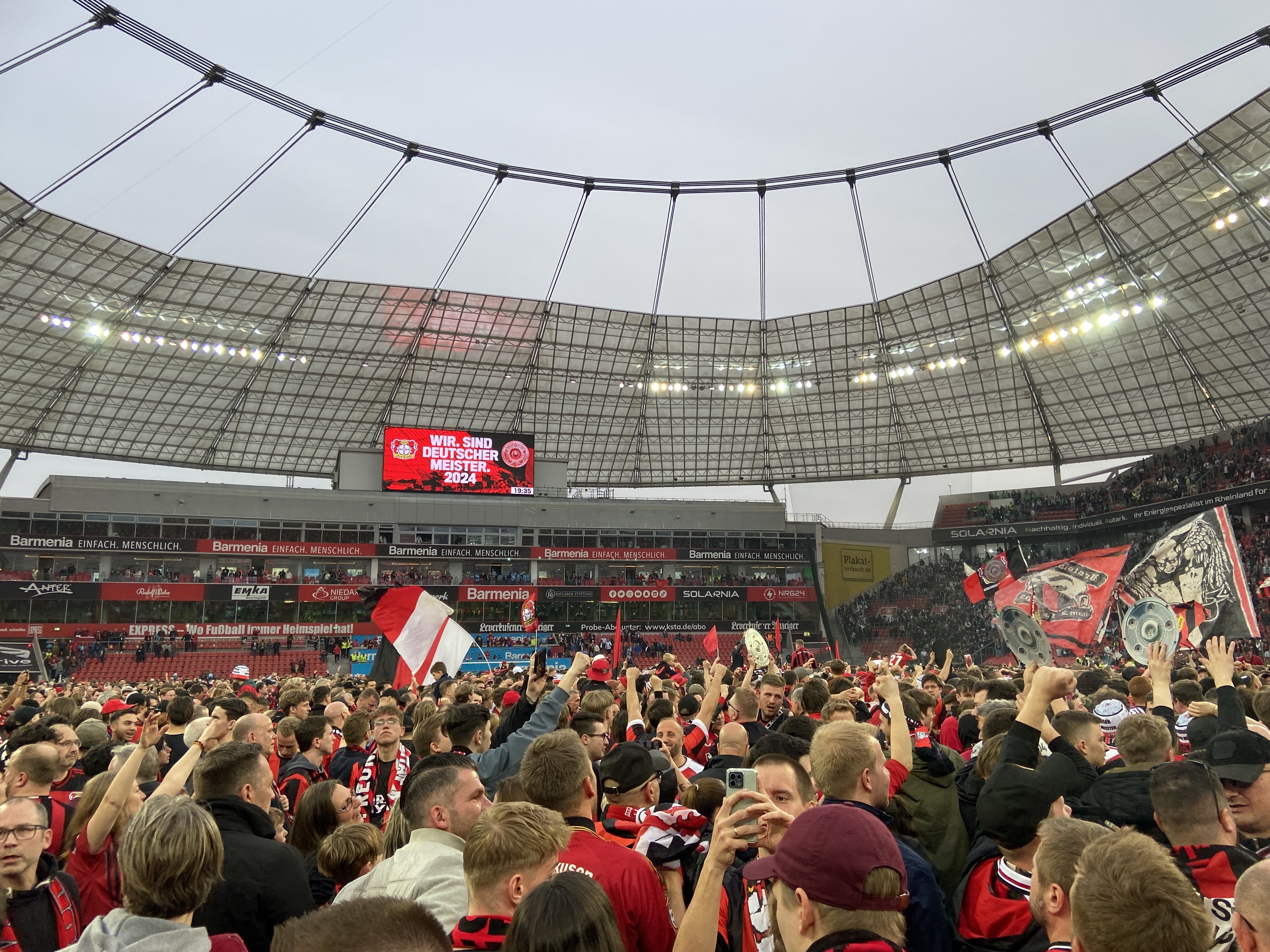 Bayer Leverkusen ist erstmals in der 120-jährigen Vereinsgeschichte Meister in der Fußball-Bundesliga geworden. Thorben Siewer stand in dem entscheidenden Spiel an der Seitenlinie. von Nils Dinkel