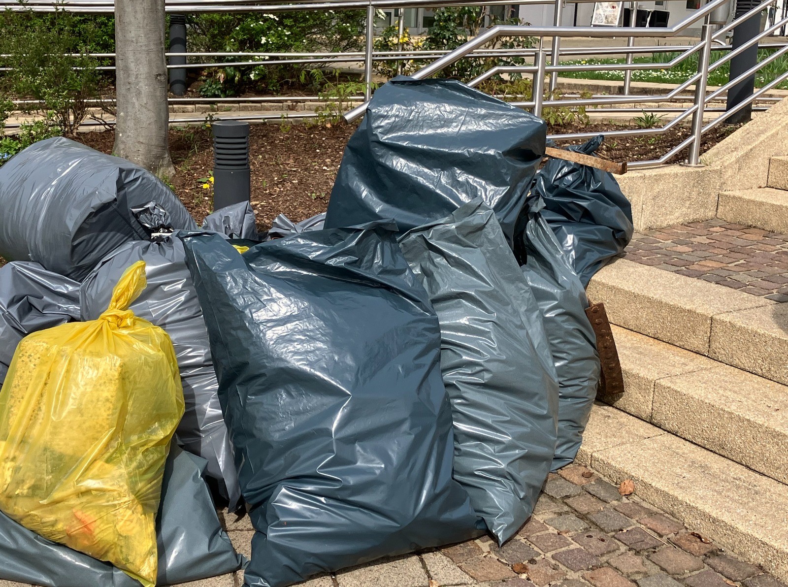 Jede Menge achtlos weggeworfenen Müll sammelten die Helfer bei der Dorfreinigung in Neu-Listernohl. von privat