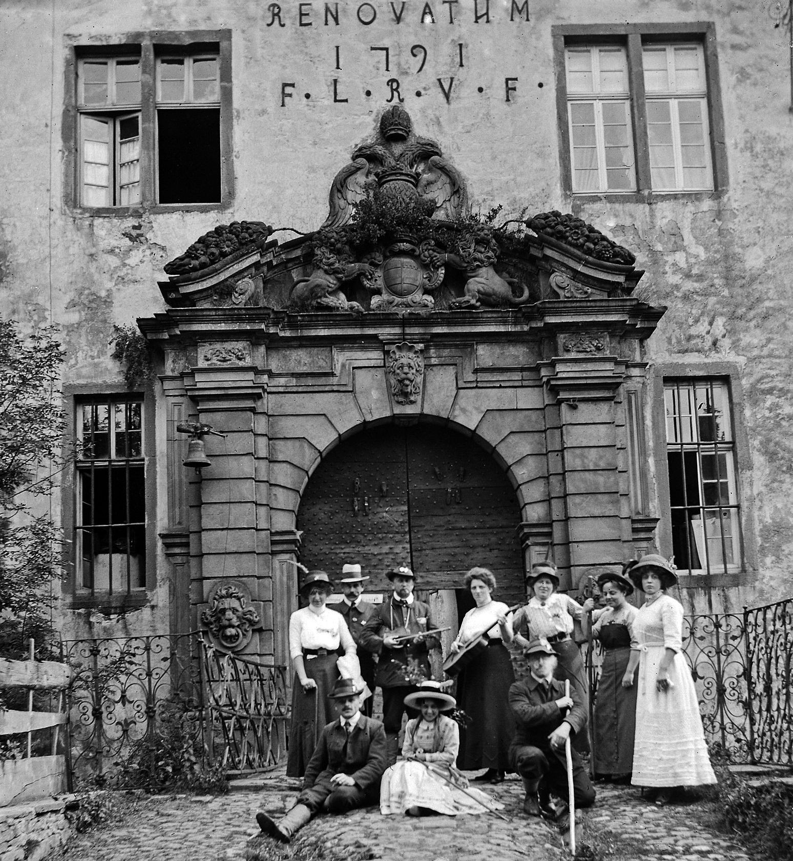 Aus den Anfängen der Heimatbewegung in Attendorn: Wandergesellschaft um 1910 vor dem Portal der Burg Schnellenberg. von Richard Schirrmann/LWL-Medienzentrum