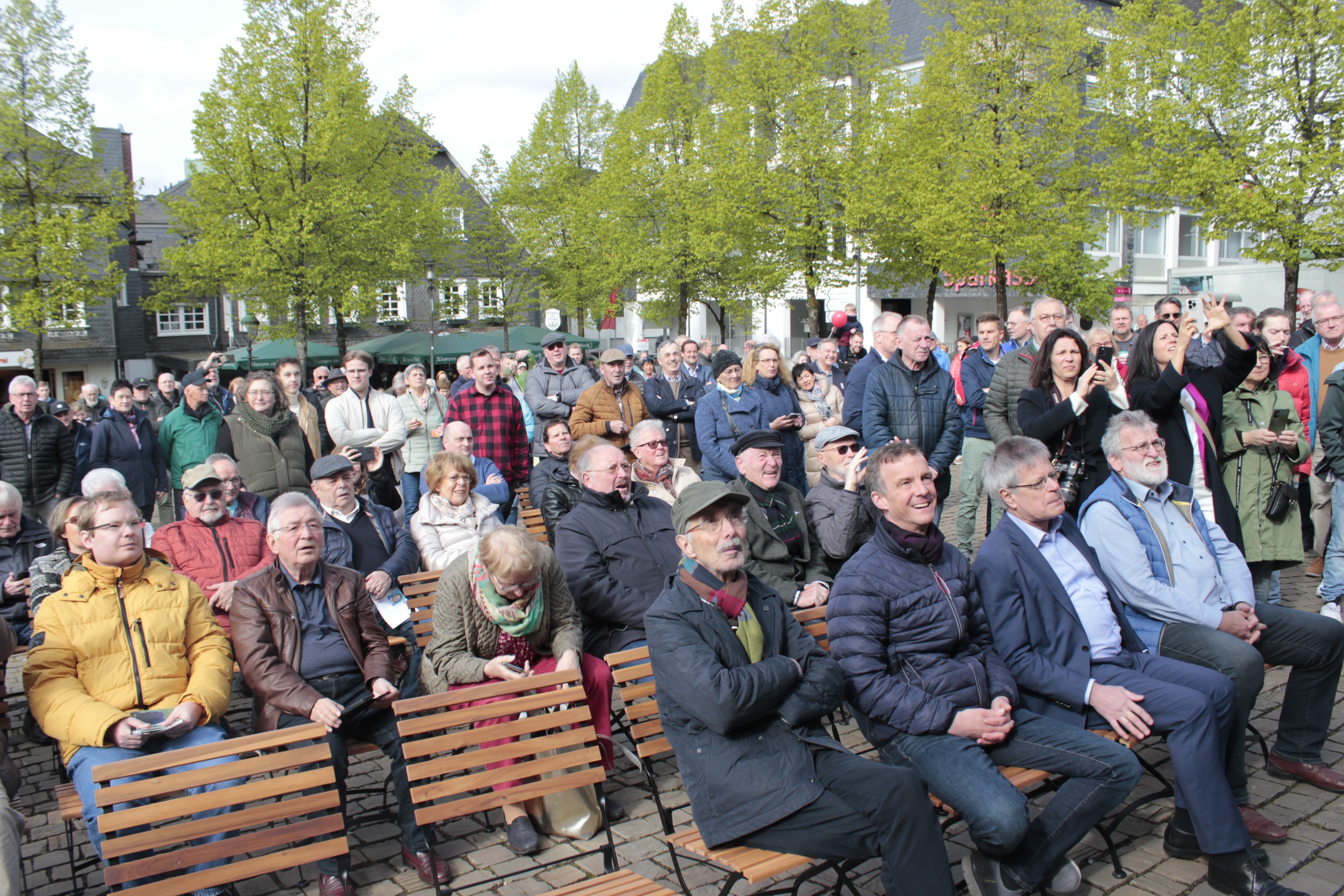 Etwa 250 Zuhörer verfolgten die Wahlkampfveranstaltung der CDU auf dem Marktplatz in Olpe. von Wolfgang Schneider