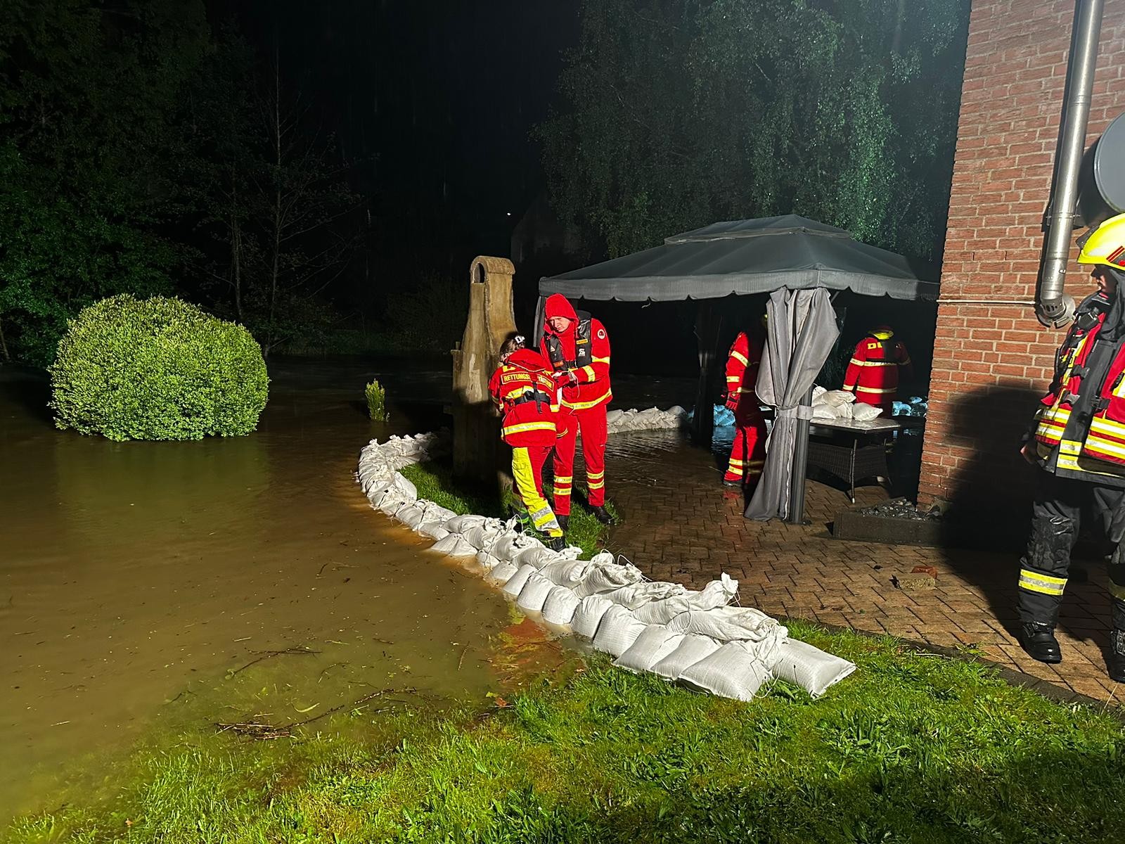 An der Koblenzer Straße in Gerlingen wurden mehrere hundert Sandsäcke eingebaut. von Feuerwehr Wenden