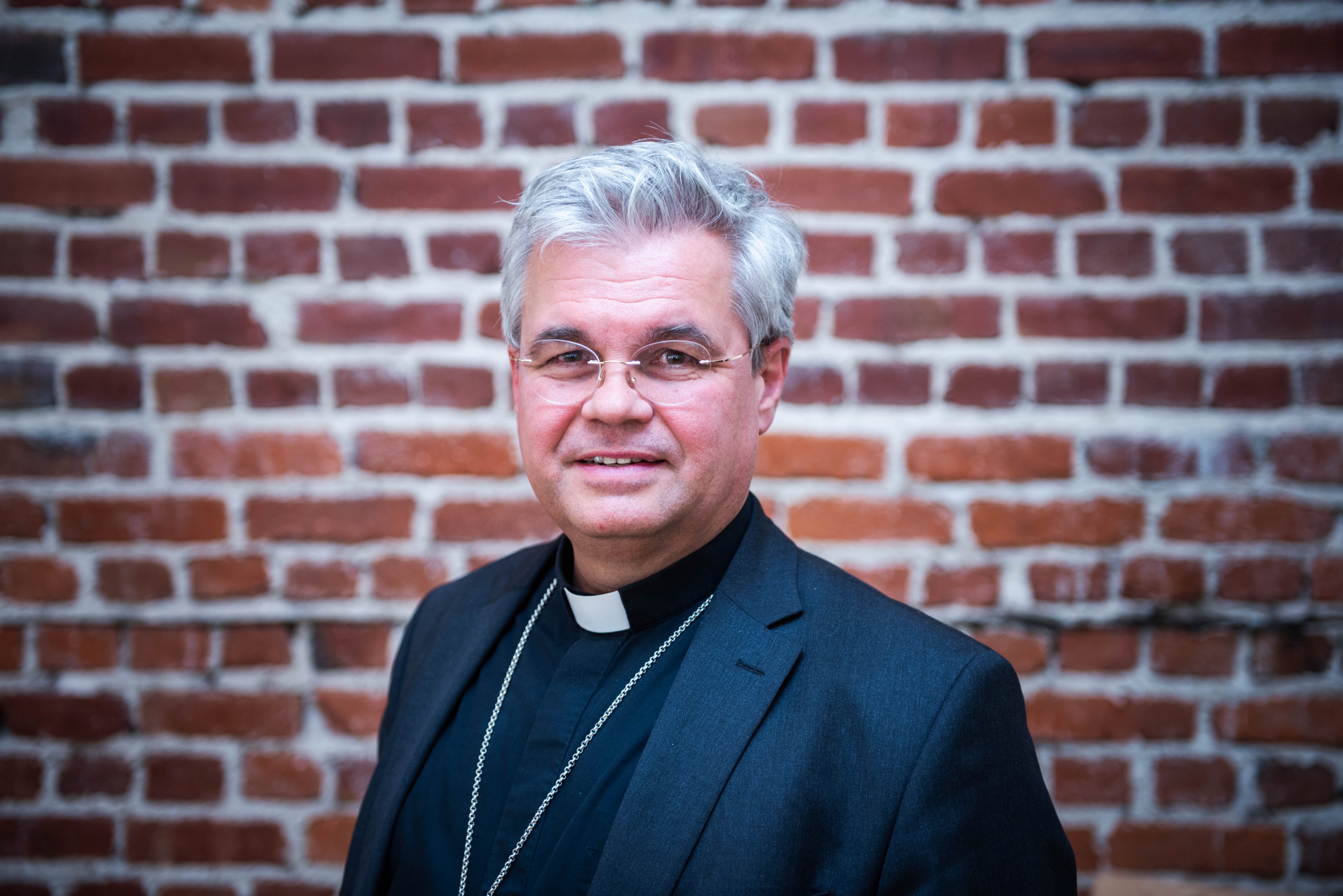 Erzbischof Dr. Udo Markus Bentz ist 57 Jahre alt. Die Priesterweihe empfing er am 1. Juli 1995. Am 9. Dezember 2023 ernannte ihn Papst Franziskus zum Erzbischof von Paderborn. Die Amtseinführung folgte am 10. März 2024. von Nils Dinkel