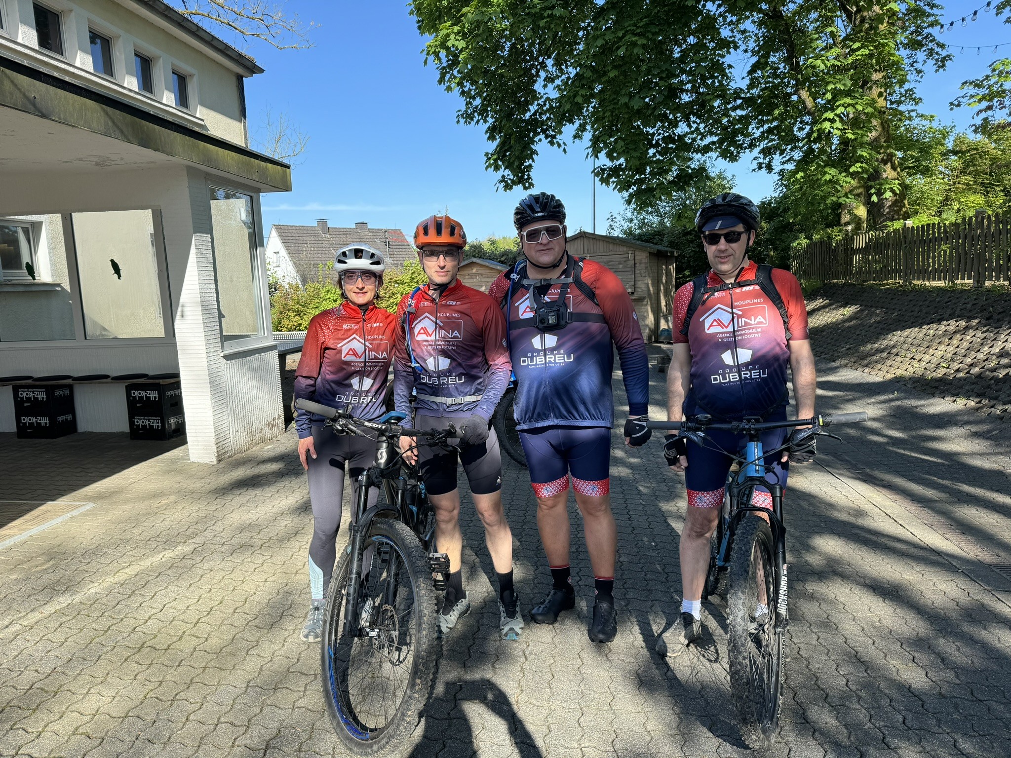 Die aktiven Mountainbiker nach dem ersten 35-Kilometer-Trail nach Schanze zurück in Hilchenbach. von privat