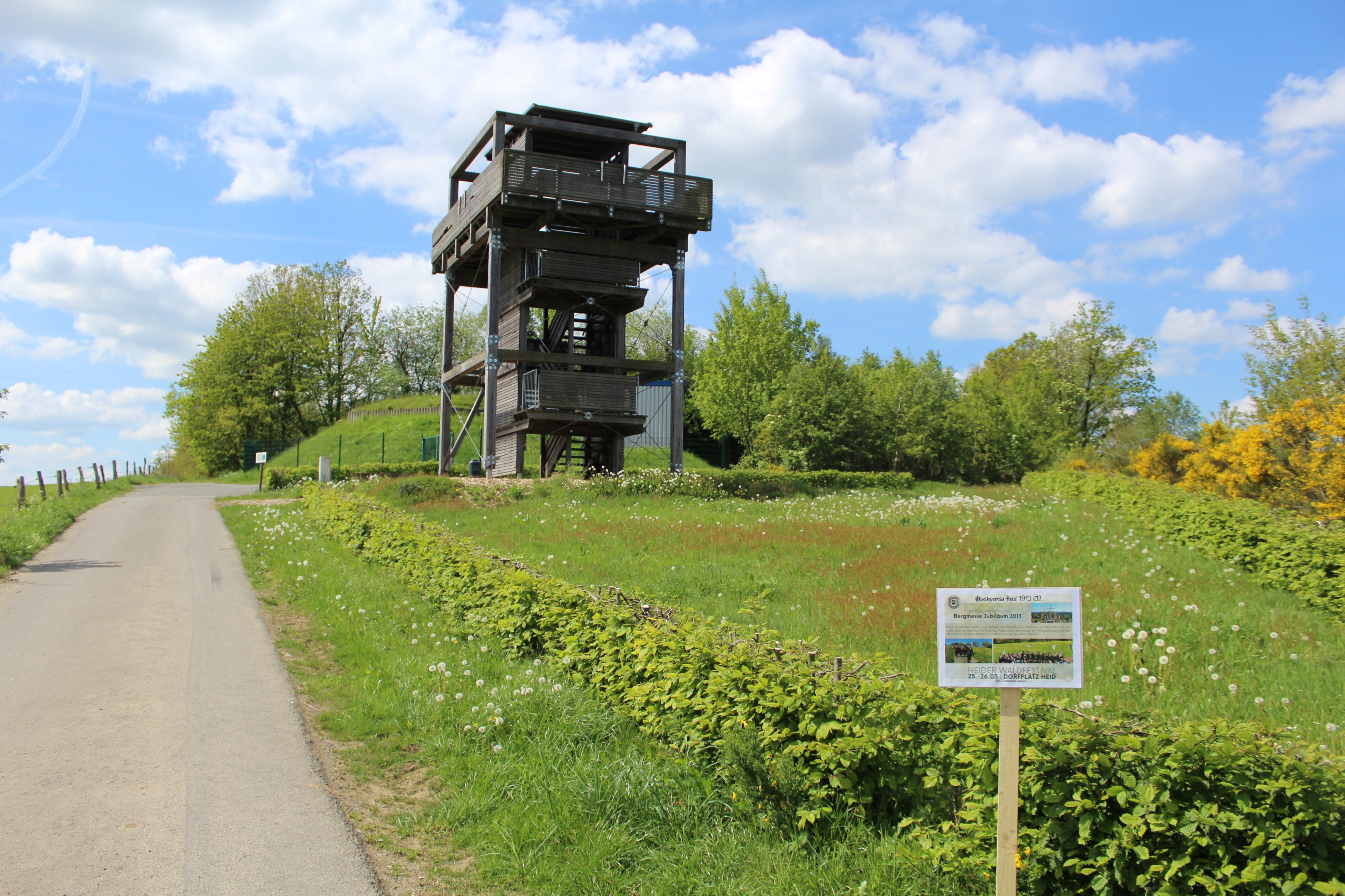 Ein Schild an der Aussichtsplattform am Knippchen erinnert an die Jubiläums-Bergmesse 2013. von privat