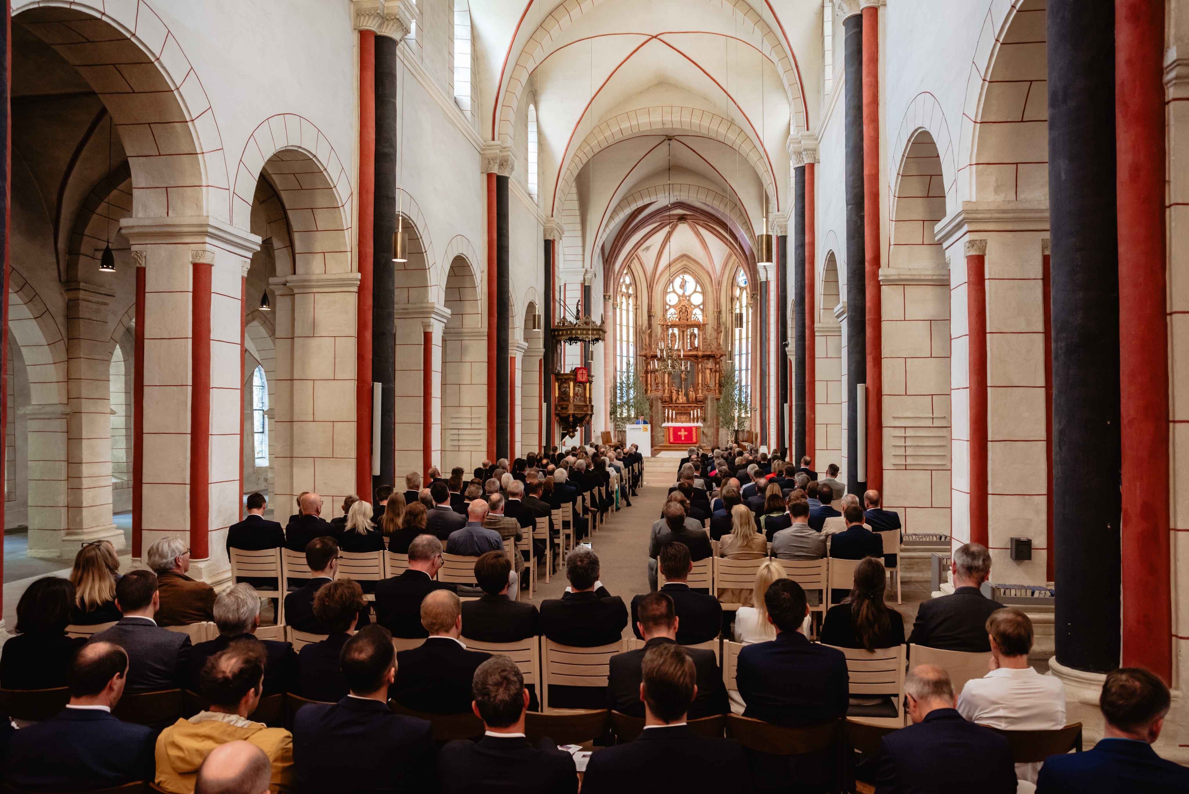 Rund 270 Gäste nahmen an der öffentlichen Festveranstaltung im Rahmen der ZVEH-Jahrestagung 2024 in der Marktkirche in Goslar teil. von ZVEH