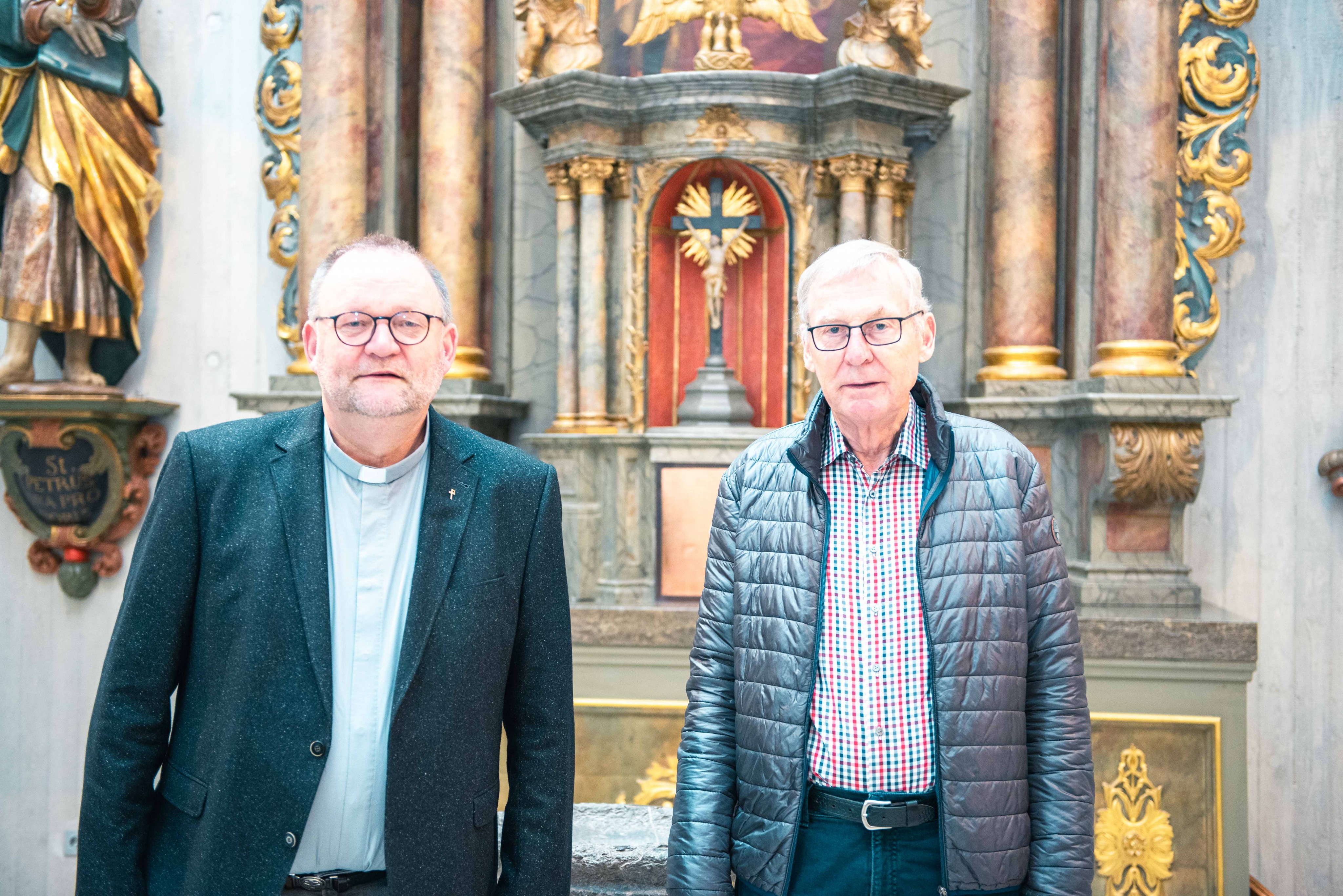 Pfarrer Andreas Neuser und Johannes Hesse (rechts) gaben Einblicke in die neue Neu-Listernohler Kirche. von Nils Dinkel