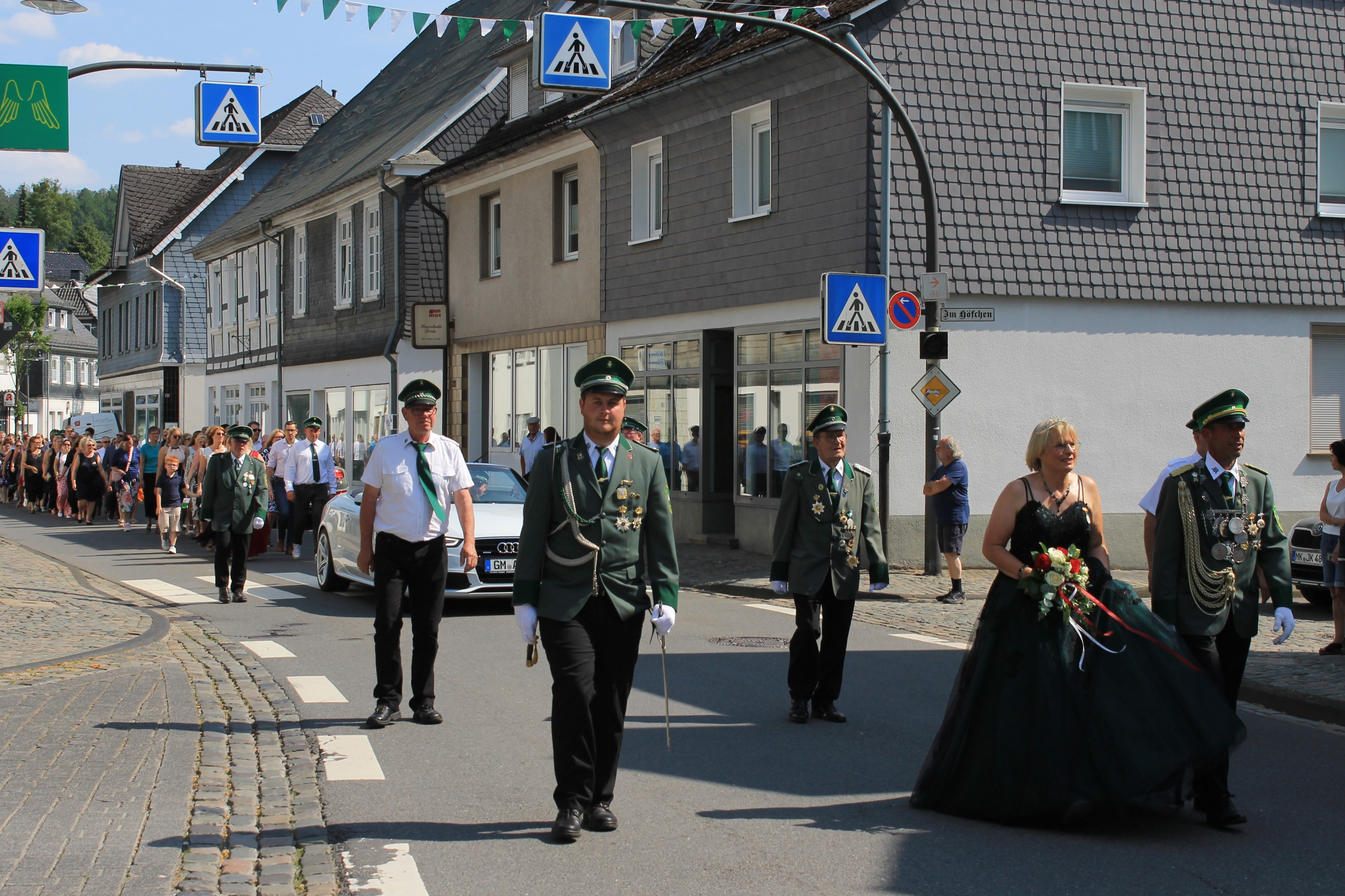 Das Kaiserpaar Jürgen und Ulrike Ackerschott im letztjährigen Festzug. von privat
