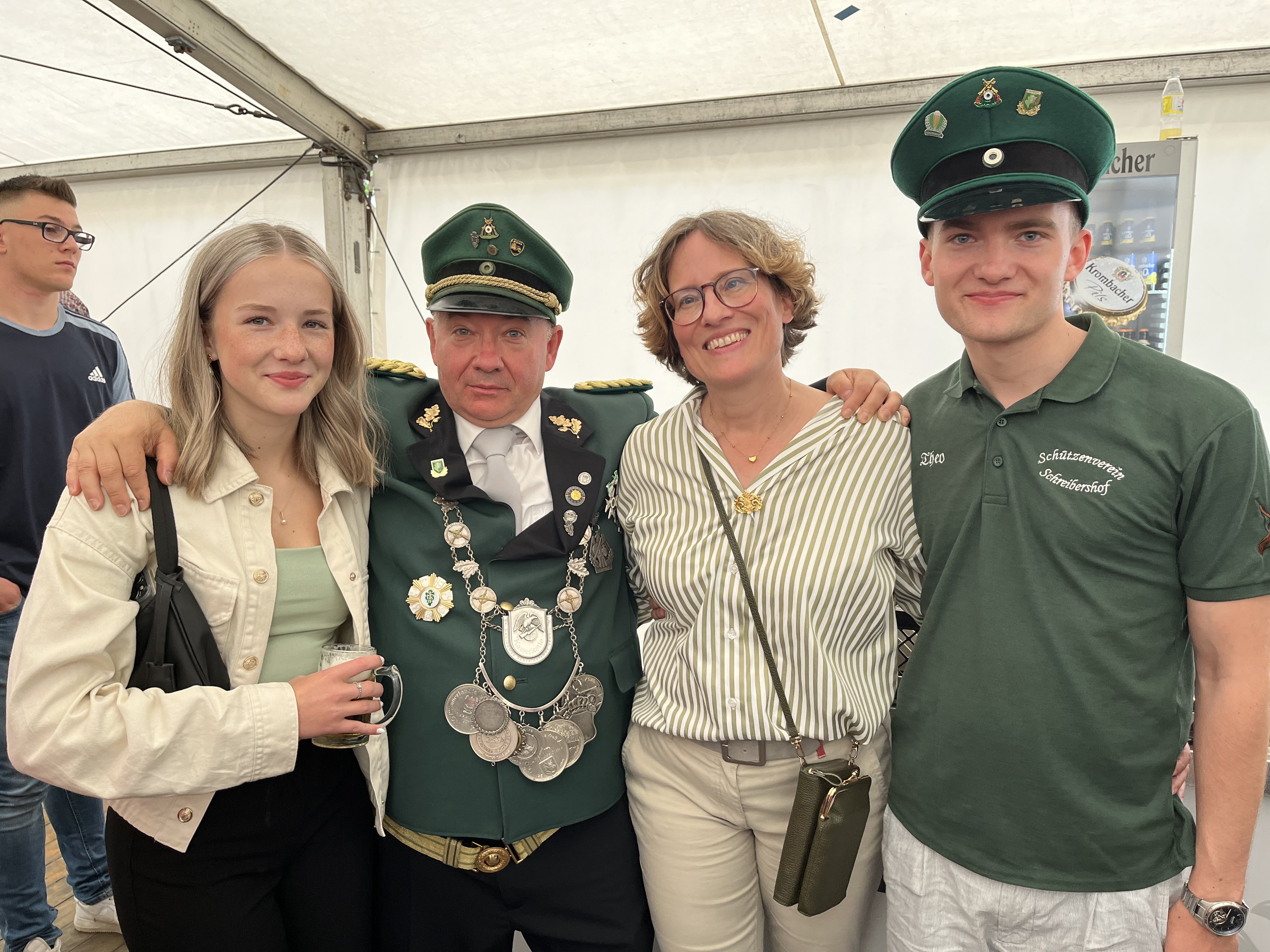 Das Kaiser Wolfgang und Angela Stahlhacke mit den Kindern Theo und Emma. von Catriona Rath