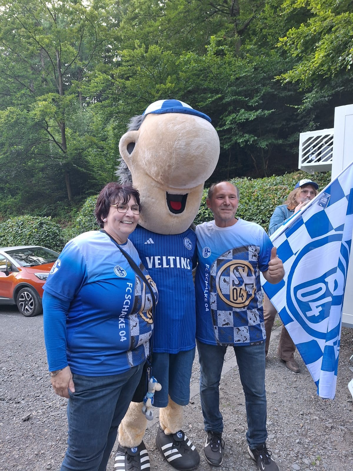 Bei so einem Schnappschuss strahlen auch die passionierten Schalke-Fans Bianca und Uwe Weber in die Kameras. von privat