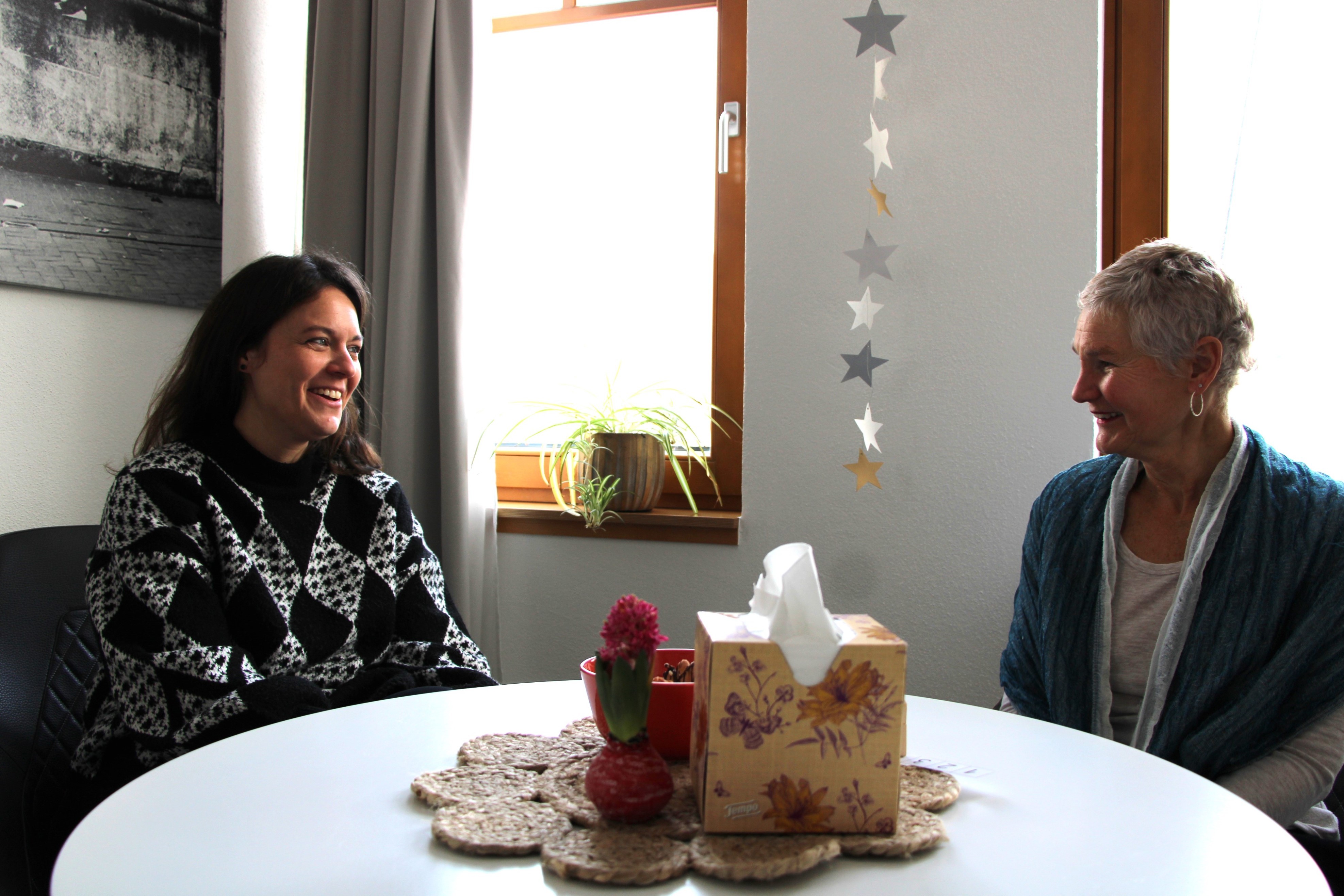 Johanna Gerke (links) und Christiane Strack (rechts) von der Beratungsstelle Mirjam in Olpe. von Lorena Klein