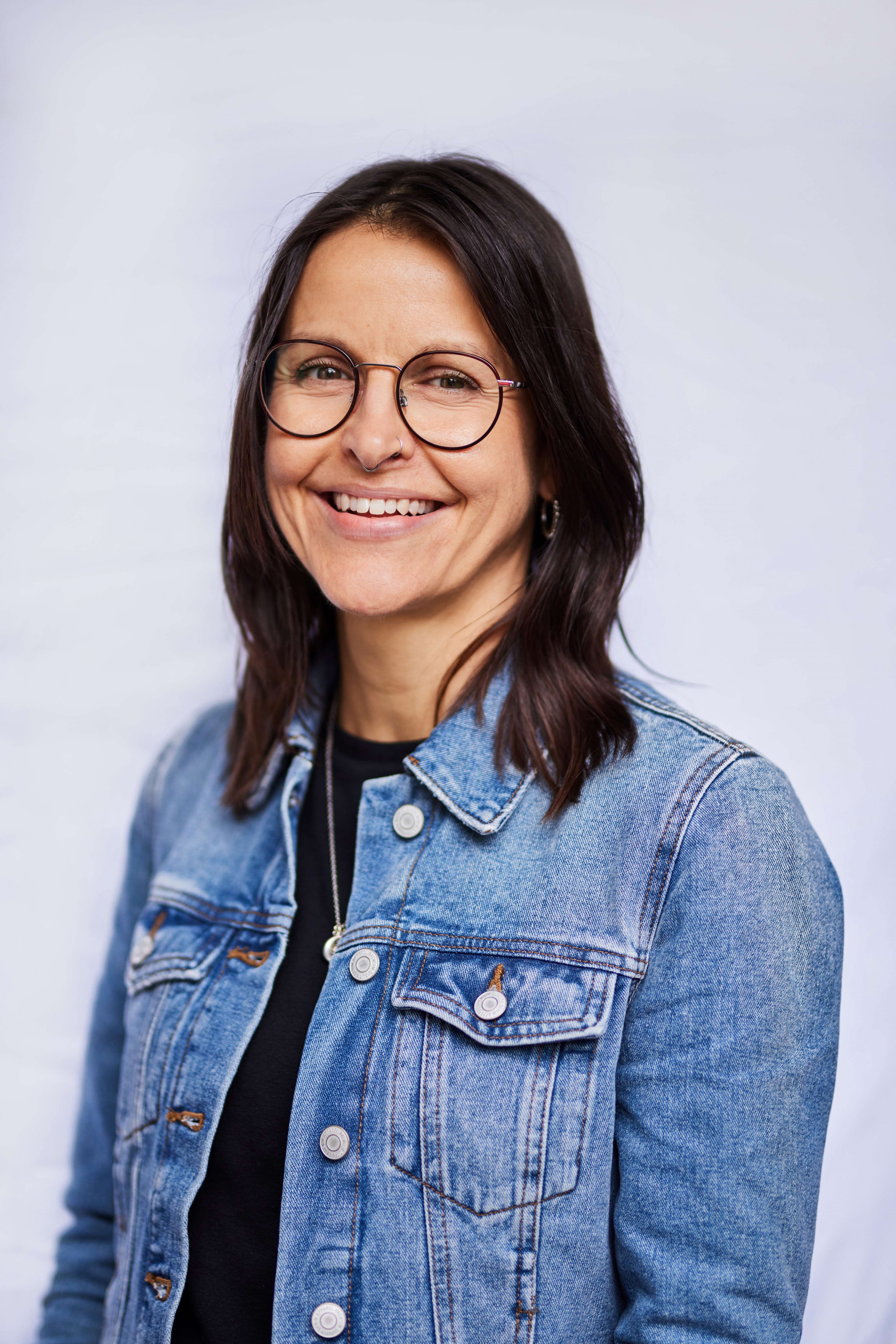 Nina Fecker, Sozialarbeiterin und Koordinatorin beim Caritas-Hospiz- und Palliativdienst Camino freut sich über viele Anmeldungen zum Letzte Hilfe-Kurs. von Caritasverband Olpe
