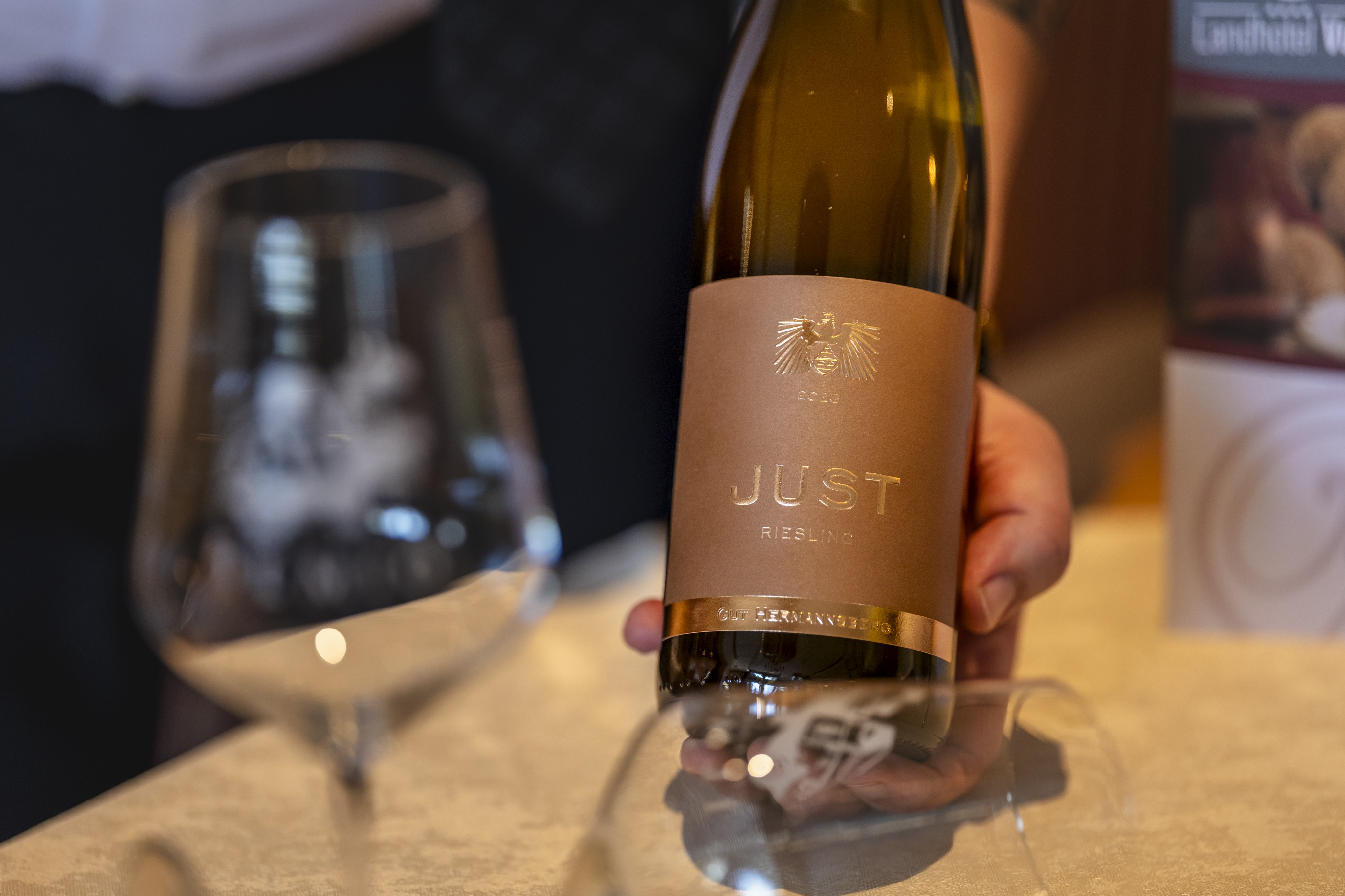 Eine Weinempfehlung aus dem Hause Landhotel Voss in Saalhausen: Just Riesling, Q.bA. trocken von Gut Hermannsberg an der Nahe, Jahrgang 2023. von Landhotel Voss