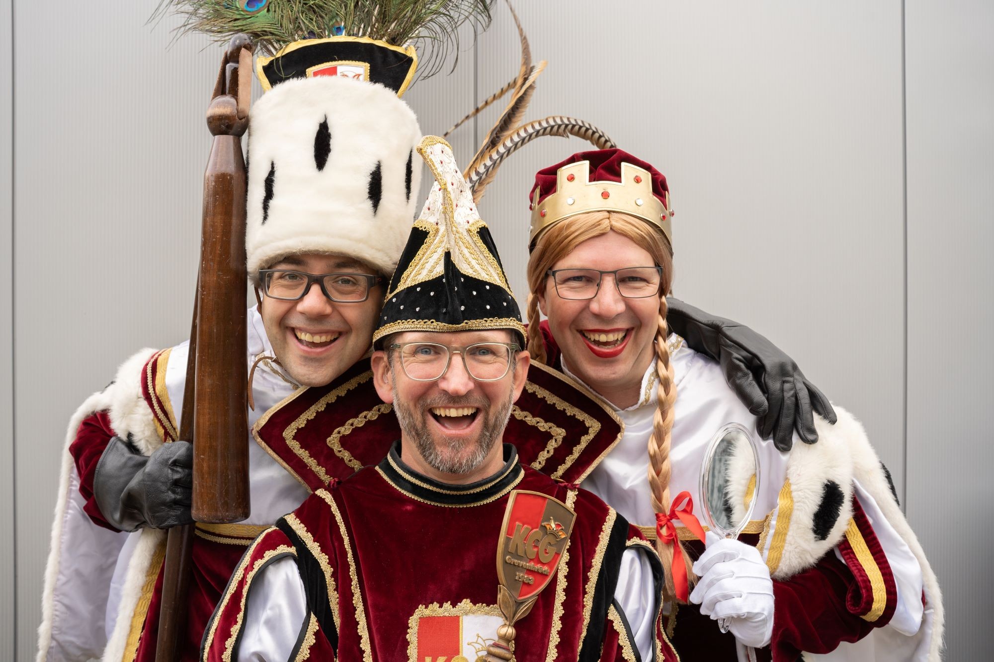 Freuen sich auf den Höhenpunkt im Grevenbrücker Karneval, den Veilchendienstagsumzug: Prinz Maik I. (Wegner), Bauer Cornelius (Neufeldt) und Jungfrau Mathilda (Matthias Willecke). von KC Grevenbrück