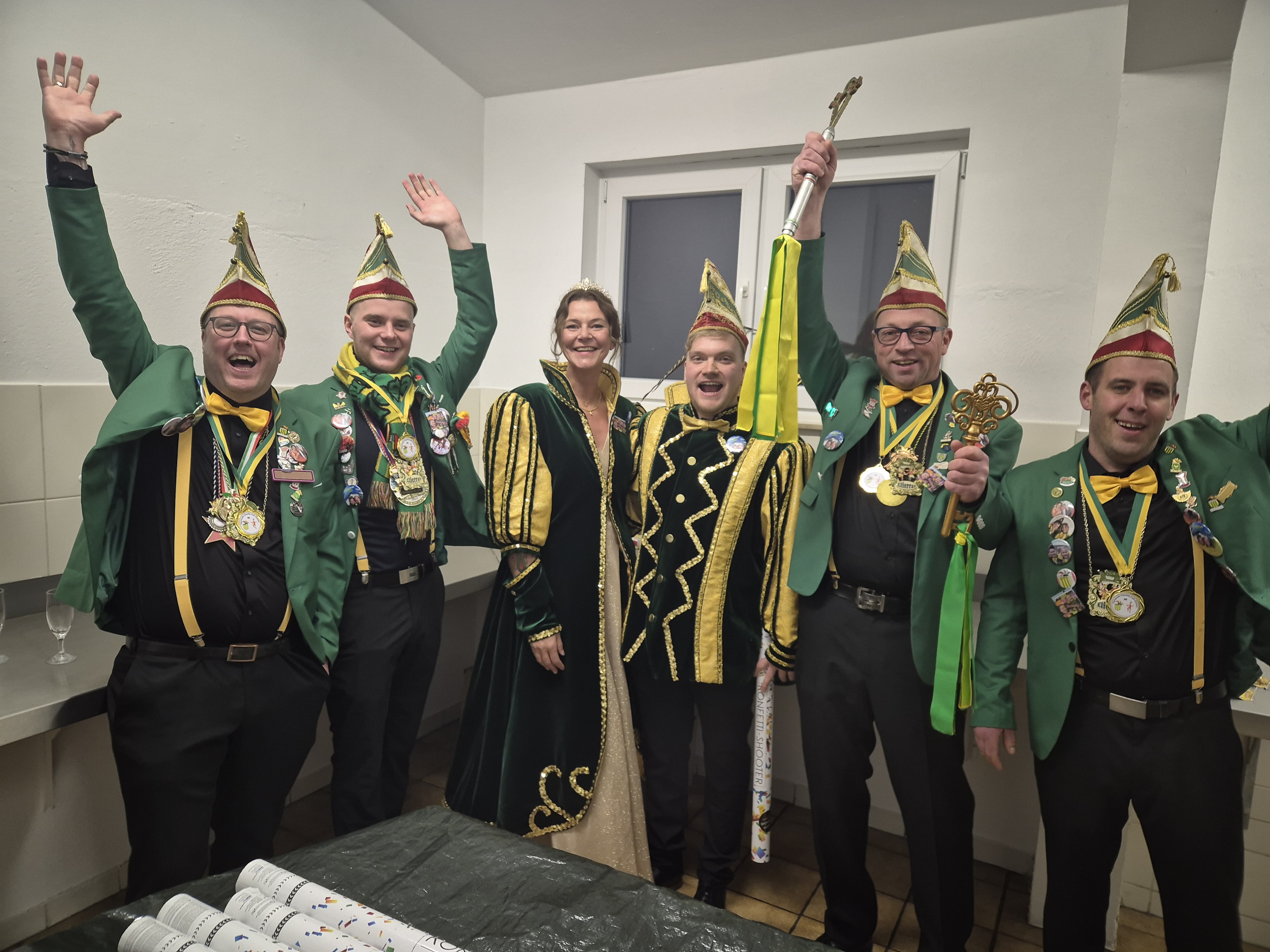 Jubel in Bilstein: Dort wird gerade das neue Prinzenpaar - Prinz David Heermann und Prinzessin Annika Thelen (Mitte) - gefeiert. von Nicole Voss