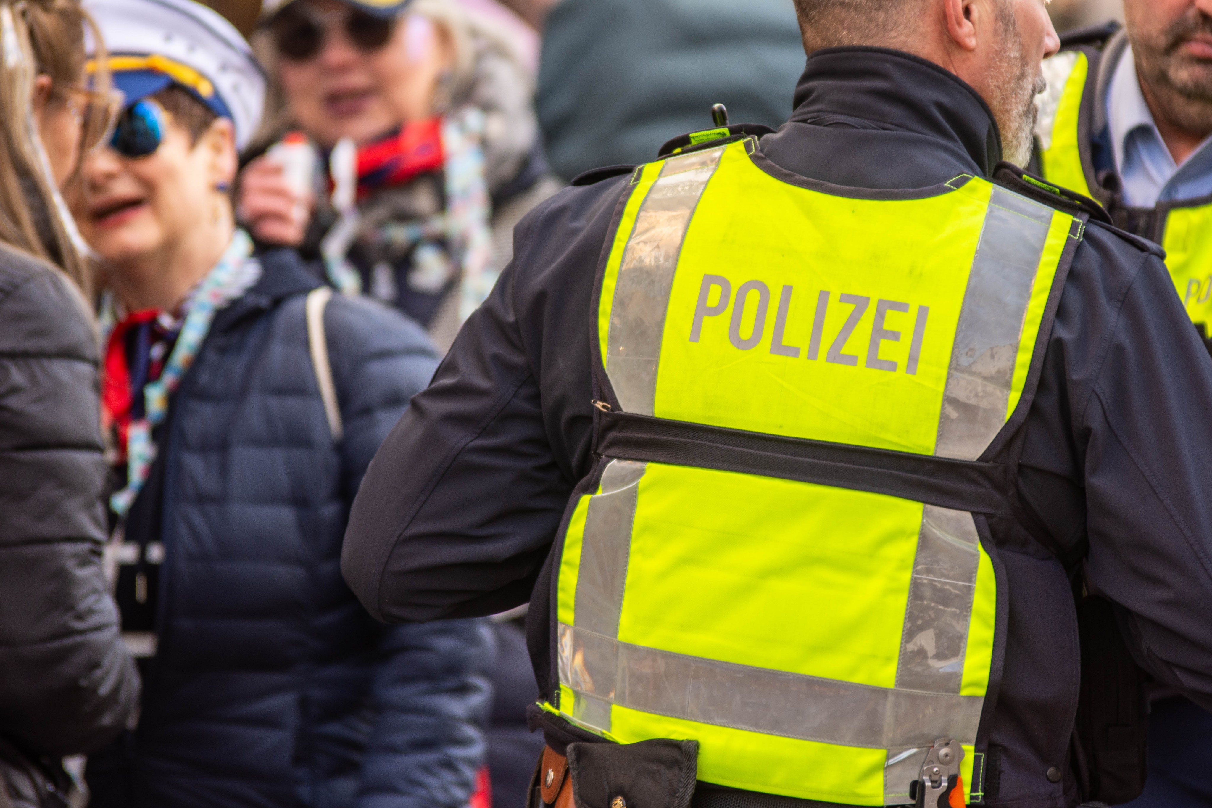 Die Polizei mischt sich beim Veilchendienstagszug in Attendorn unter das Narrenvolk. von Nils Dinkel