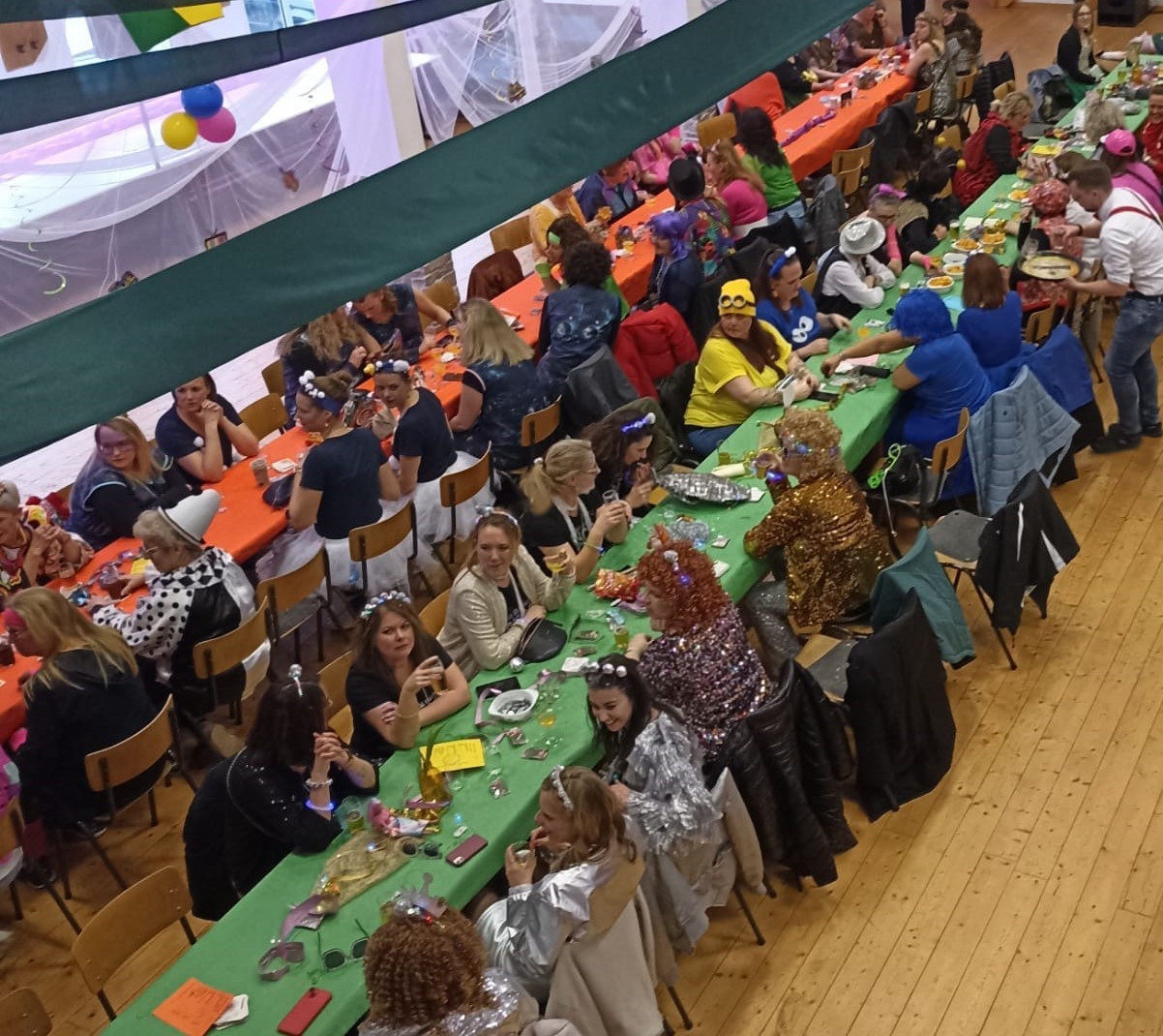 Beim Frauenkarneval in Oberelspe wurde ganz im Stil der 80er-Jahre gefeiert. von privat
