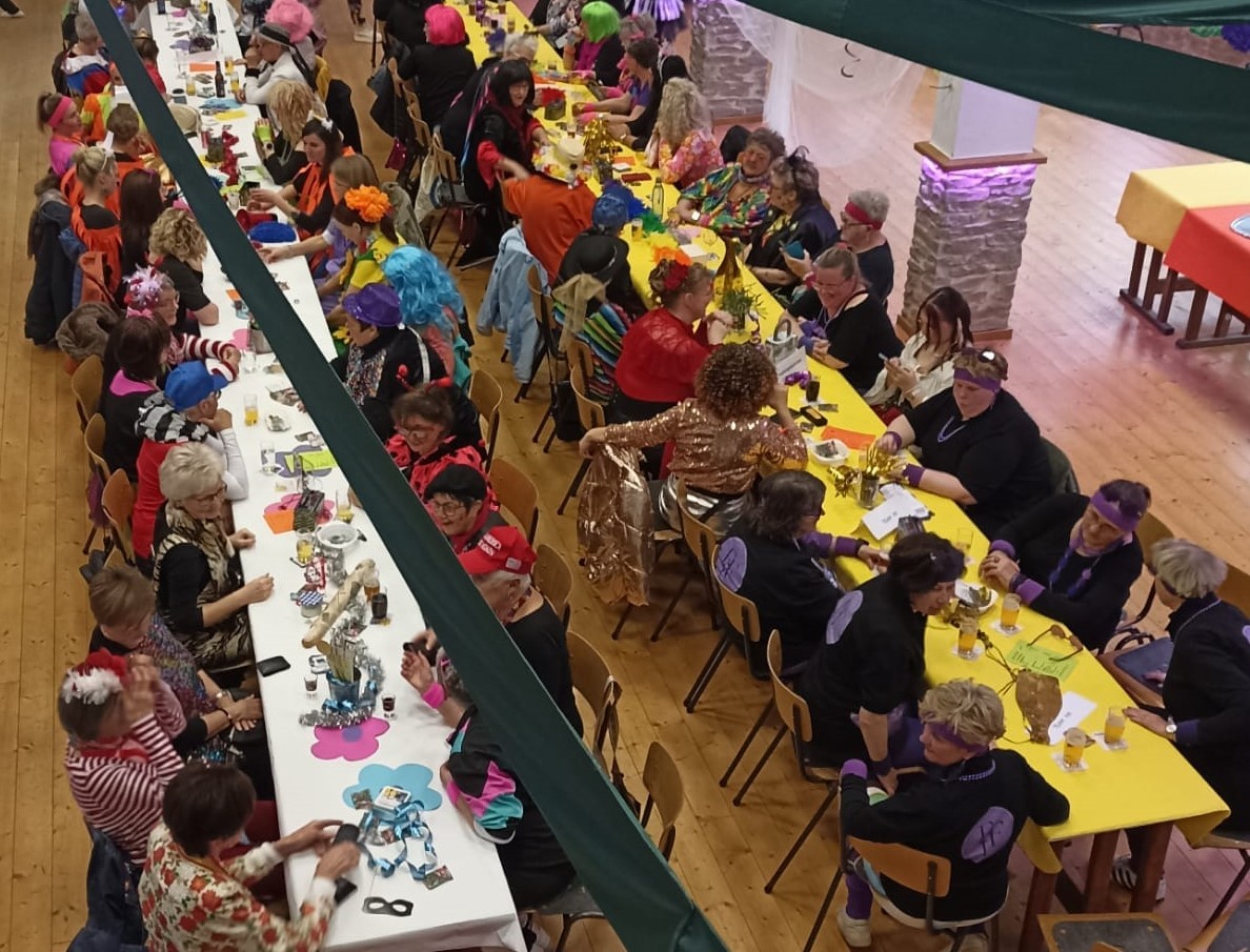 Beim Frauenkarneval in Oberelspe wurde ganz im Stil der 80er-Jahre gefeiert. von privat