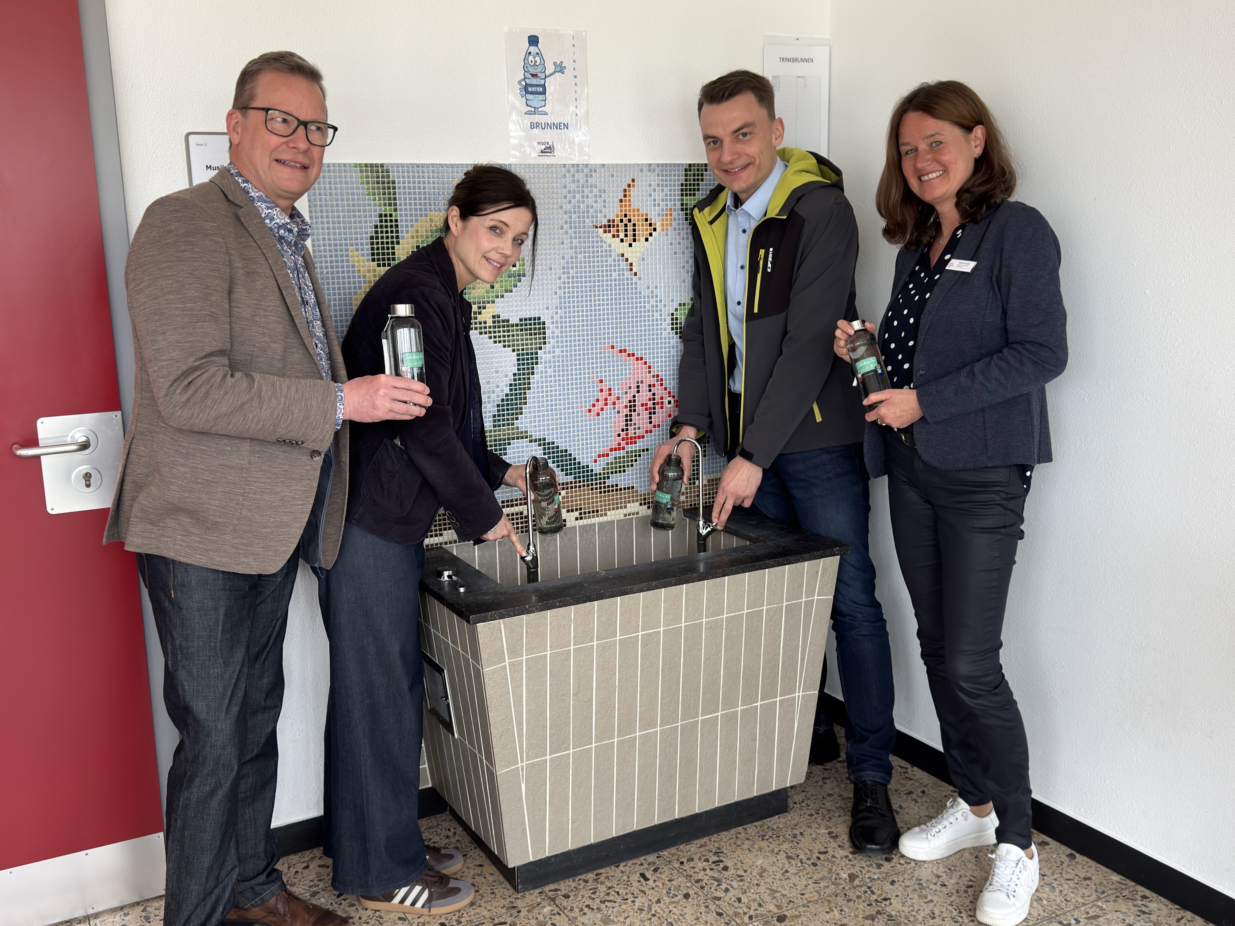 Zufriedene Gesichter (v.l.): Monika Stracke (Arbeitskreis Zahngesundheit), Dominik Trepels (Bereichsleiter der Gemeinde Finnentrop), Britta Halbe (Schulamtsdirektorin des Kreises Olpe), Dr. Norbert Baake (Zahnarzt Siegen als Vertreter der Bezirksstelle der Zahnärzte in Siegen-Olpe-Wittgenstein). von privat