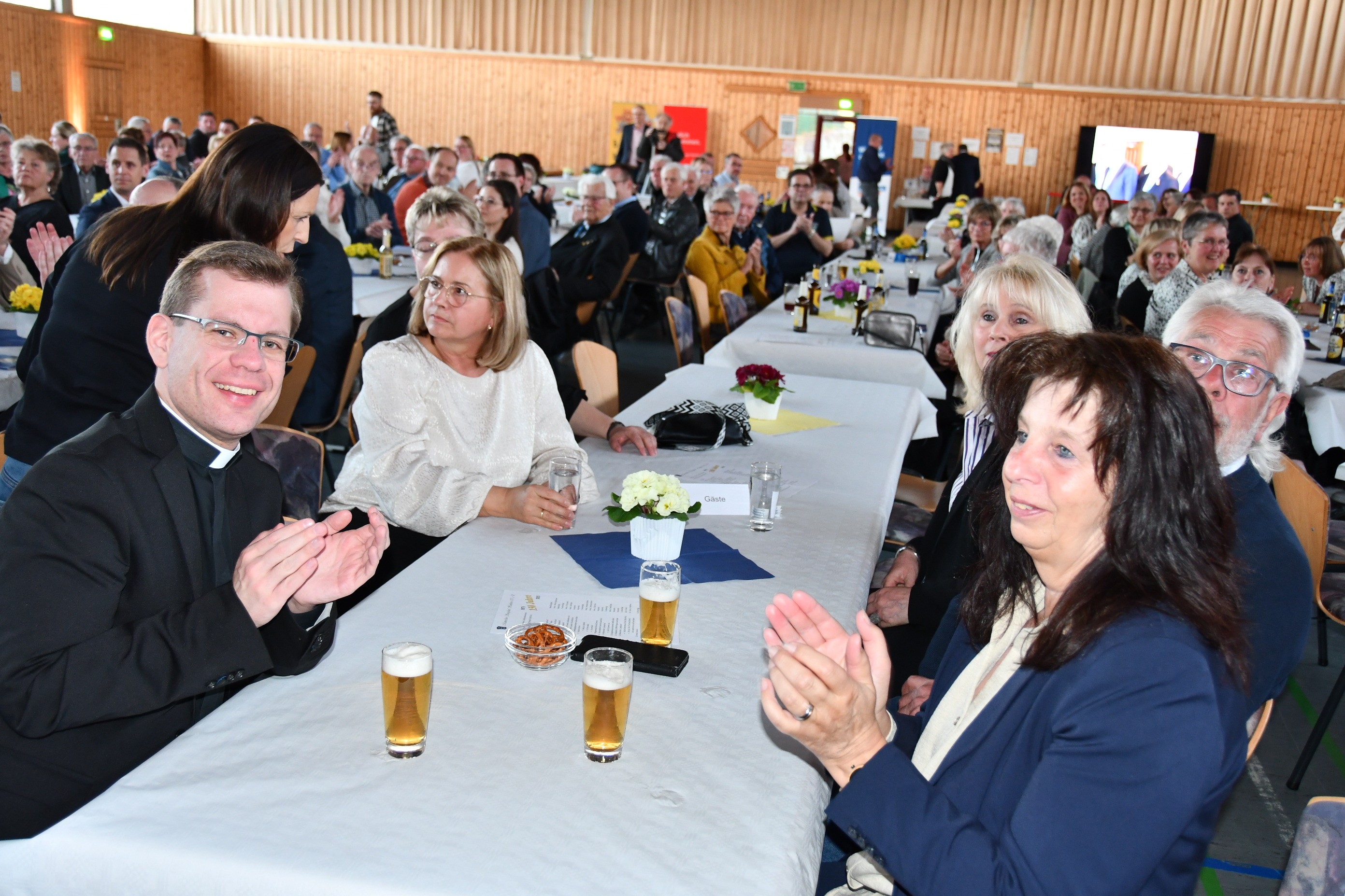 Ortsvorsteherin Gertrud Quast und Pastor Christian Albert (l.) gehörten auch zu den Gästen. von Nicole Voss