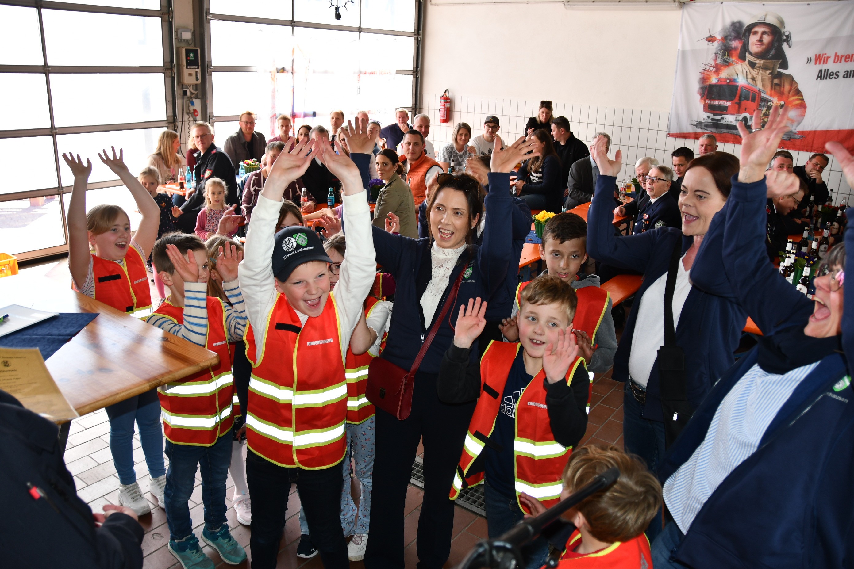 Spielerisch und mit Spaß an der Sache gewinnen die Kinder Einblicke in die Feuerwehr. von Nicole Voss