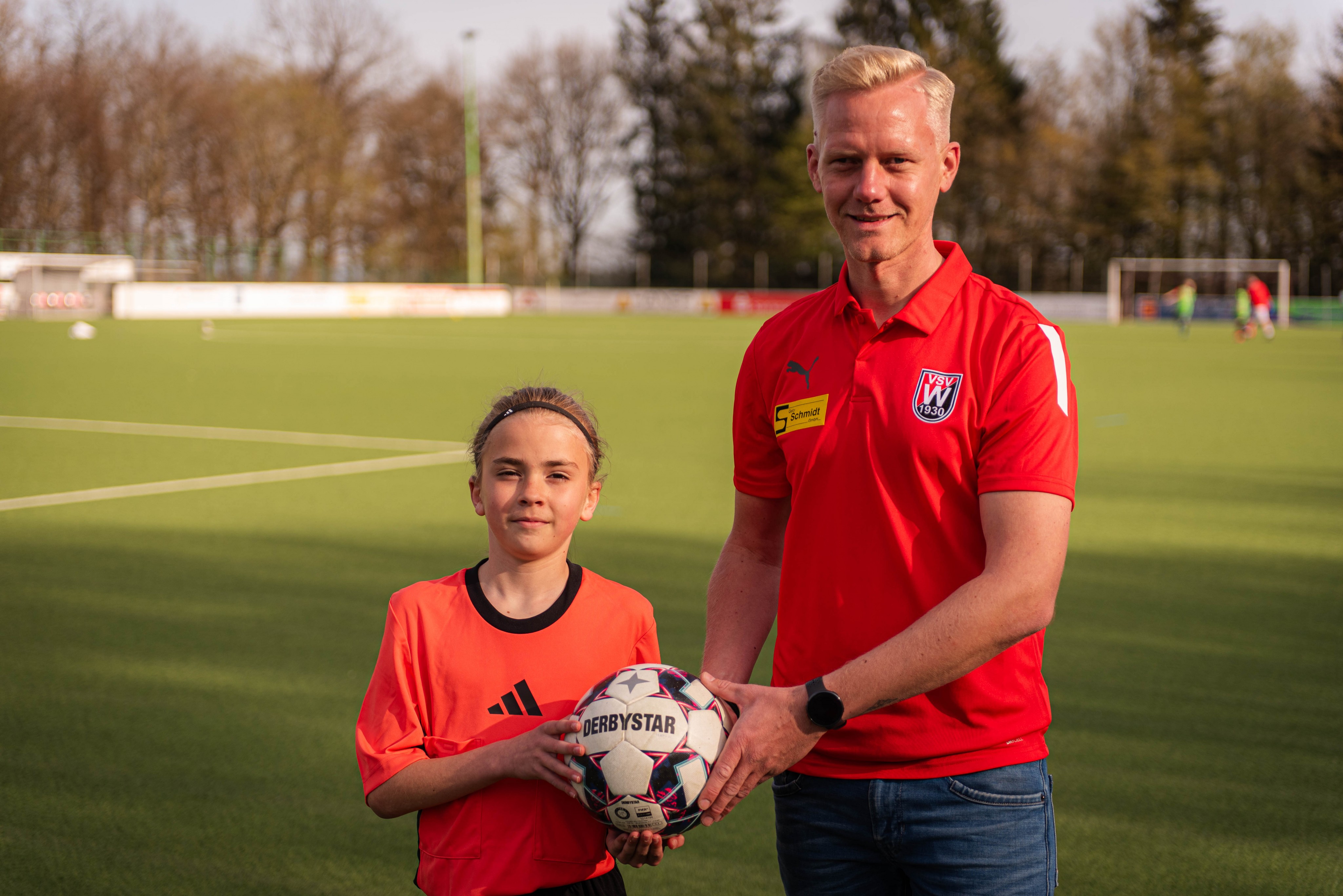 Conner Walbersdorf mit Sebastian Scherer (Vorstand VSV Wenden). von Nils Dinkel