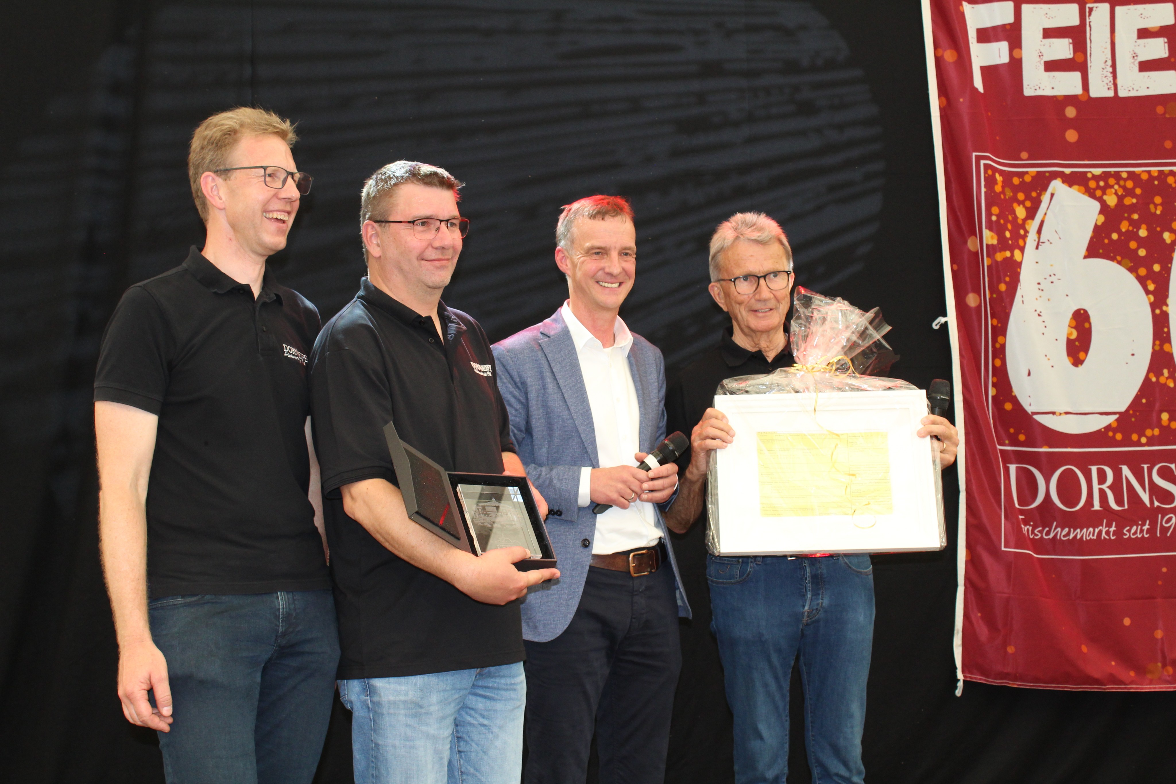 Bürgermeister Bernd Clemens (2.v.r.) mit Firmengründer Friedhelm Dornseifer (r.) und dessen beiden Söhnen Peter und Jörg. von Annette Schmelzer