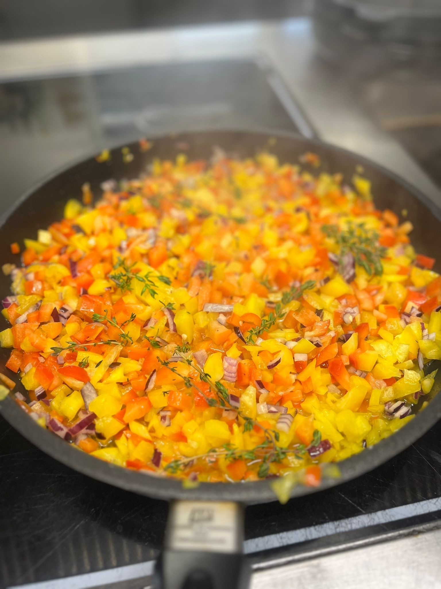 Das Küchen-Team vom Landhotel Voss in Saalhausen hat heute dünne Kräuter-Crêperöllchen gefüllt mit grünem Spargel und Rucola auf Paprika-Salsa für euch gezaubert. von Landhotel Voss