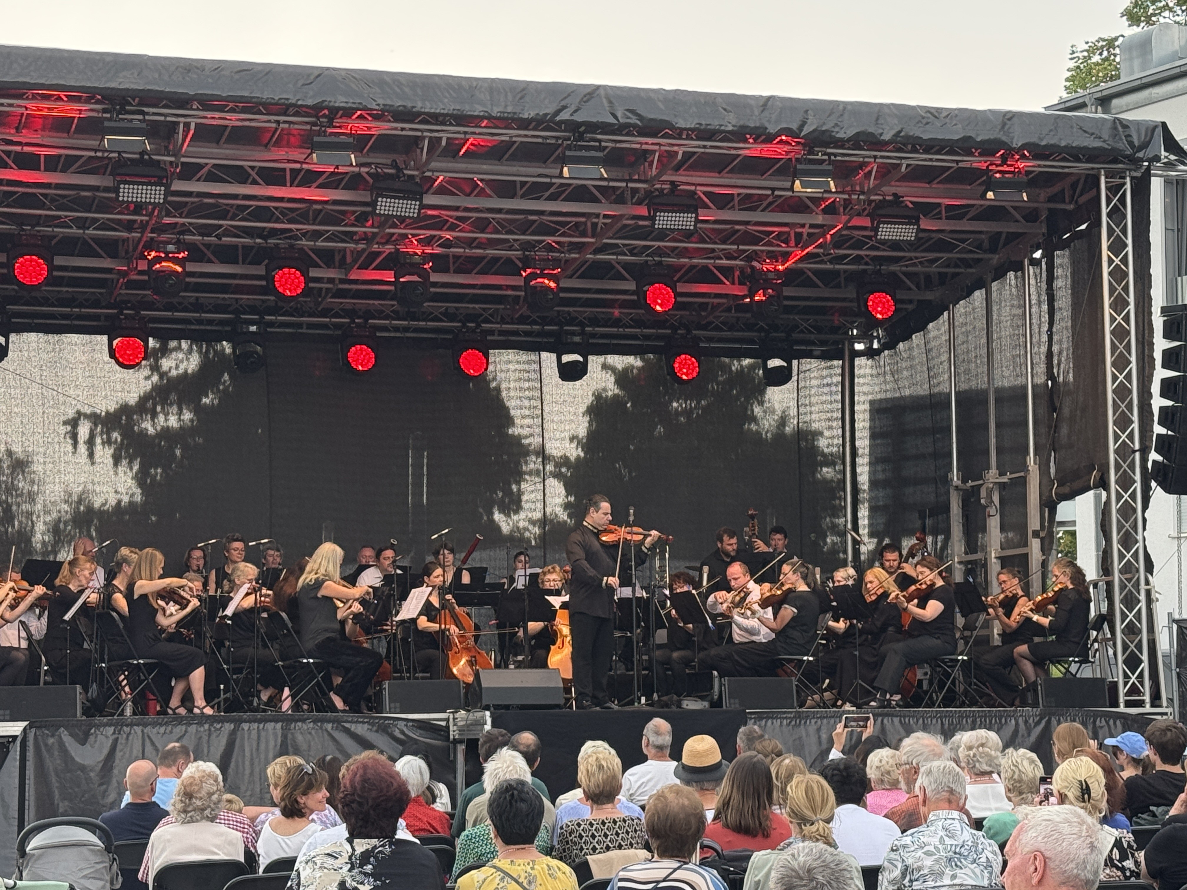 Das Attendorner Kammerorchester unter der Leitung von Anar Bramo. von Catriona Rath