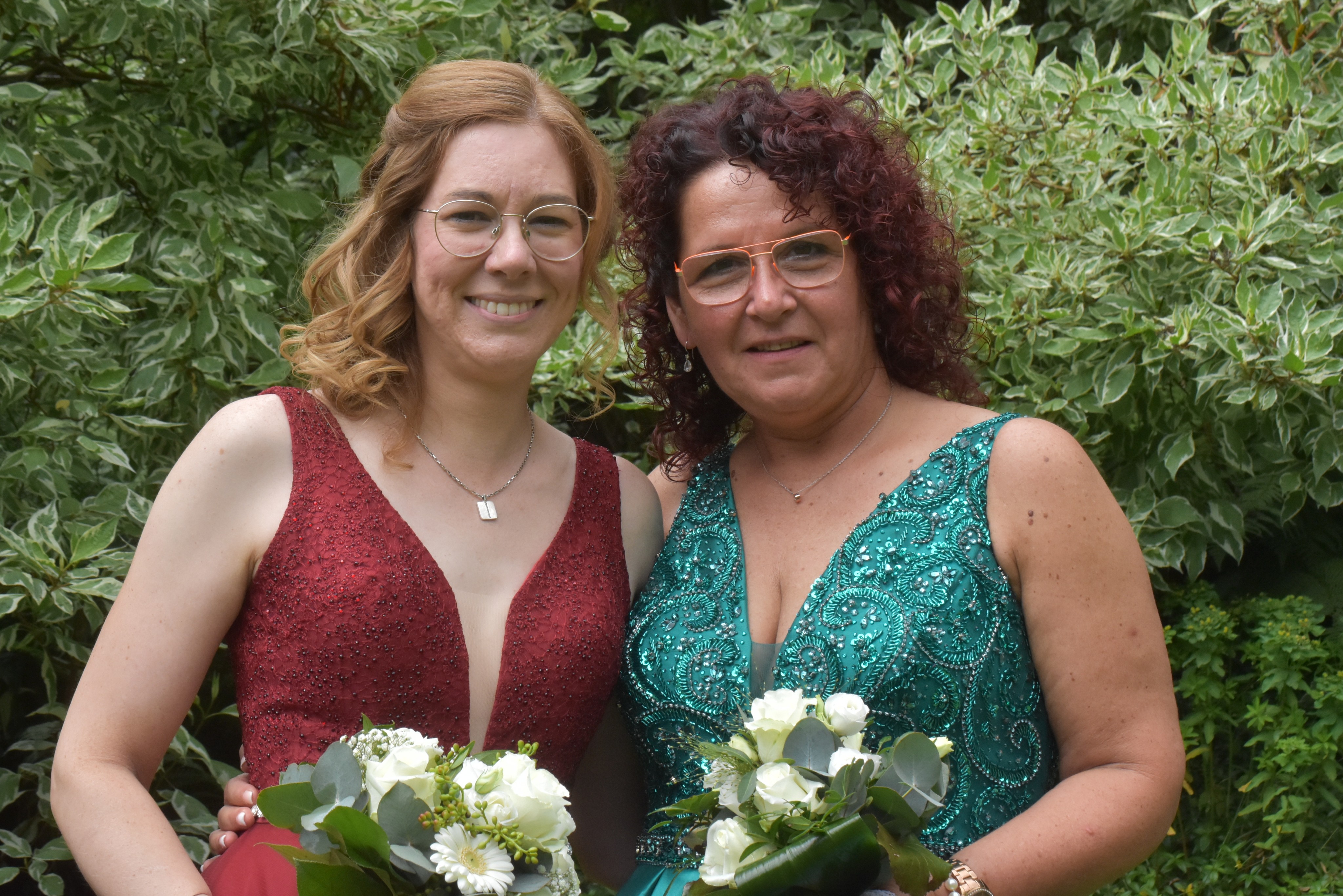 Königin Manuela Heister und Kaiserin Stefanie Kunze strahlen in die Kamera. von Nicole Voss